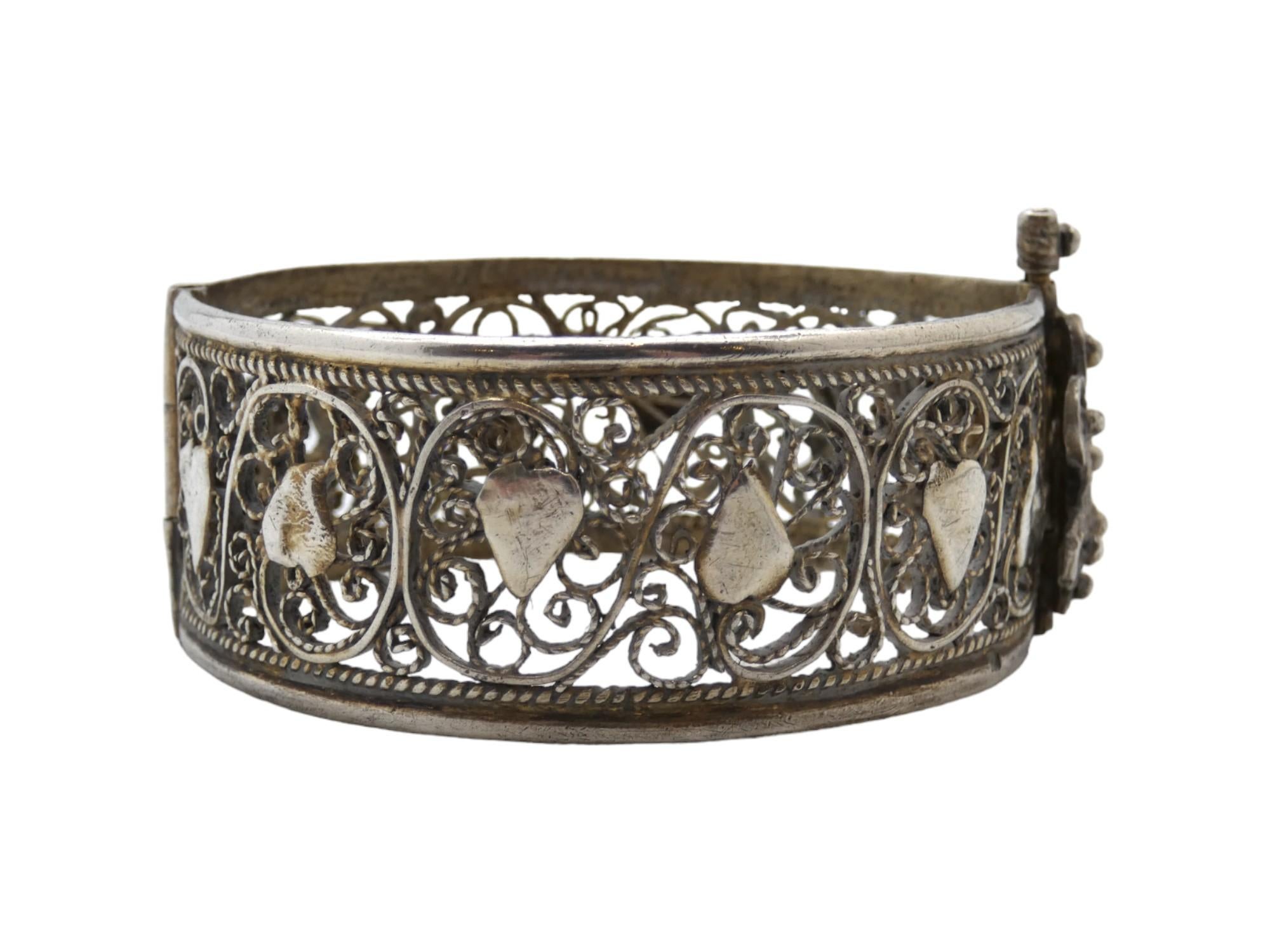 Silberarmband, Schmuck für Frauen, Jemen, um 1900 (Jemenitisch) im Angebot