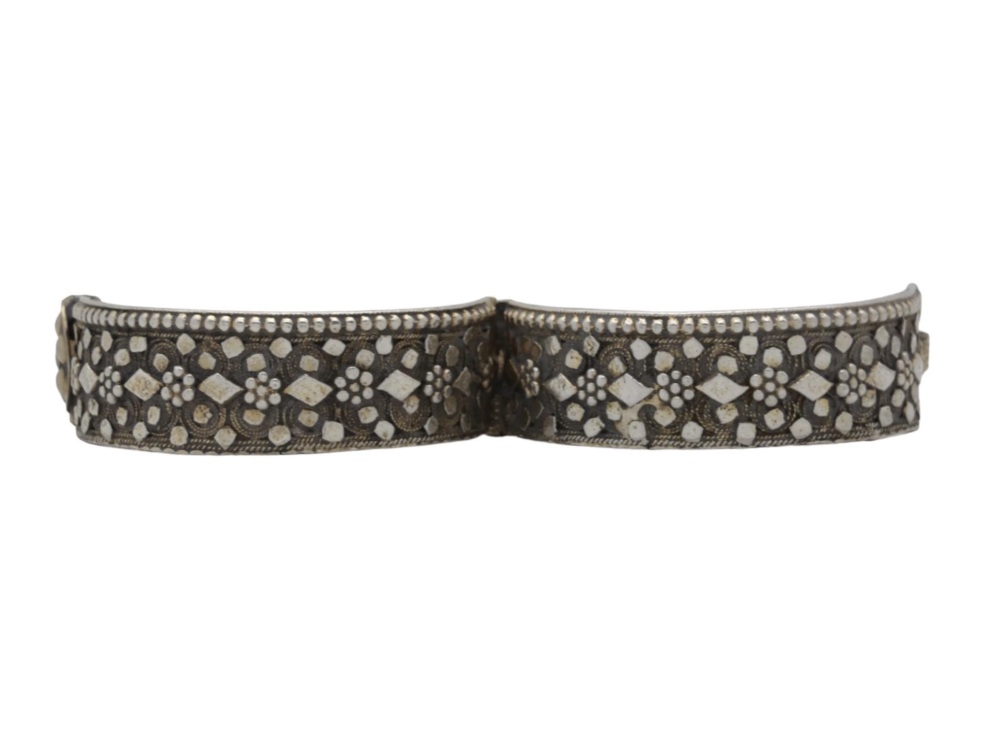 A Silver Bracelet, Jewelry for Women, Yemen Circa 1900 In Good Condition For Sale In New York, NY