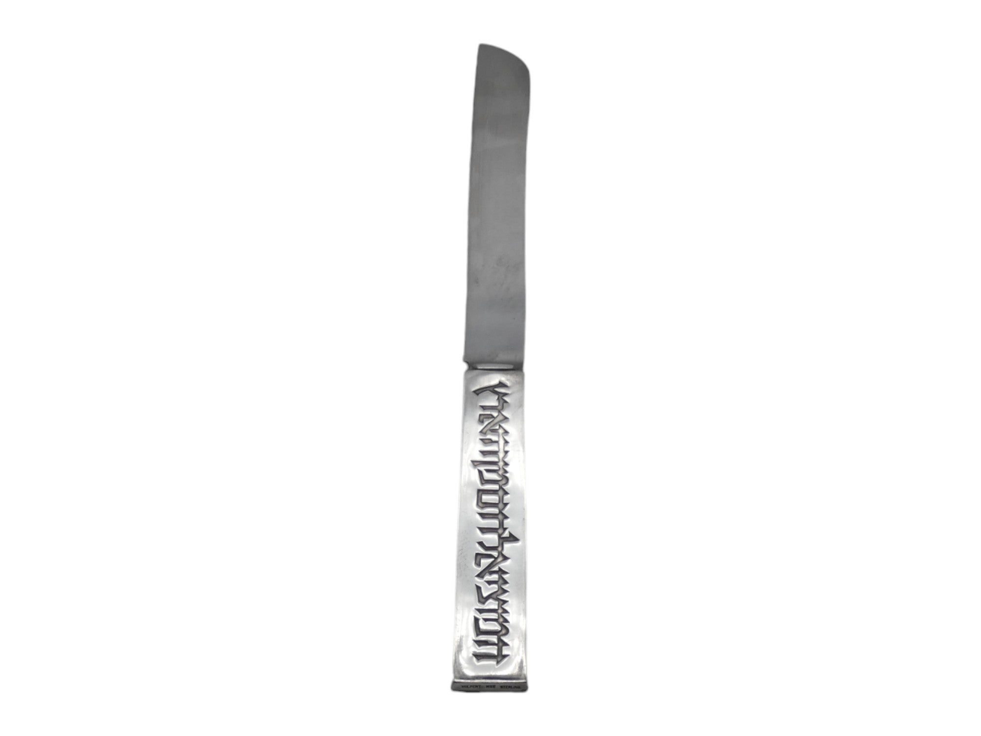 Un Cuchillo de Challah de plata fabricado por Ludwig Wolpert en la década de 1970 ejemplifica la fusión de la tradición judaica con la expresión artística moderna. Ludwig Wolpert, orfebre y artista judío de renombre, era conocido por sus diseños