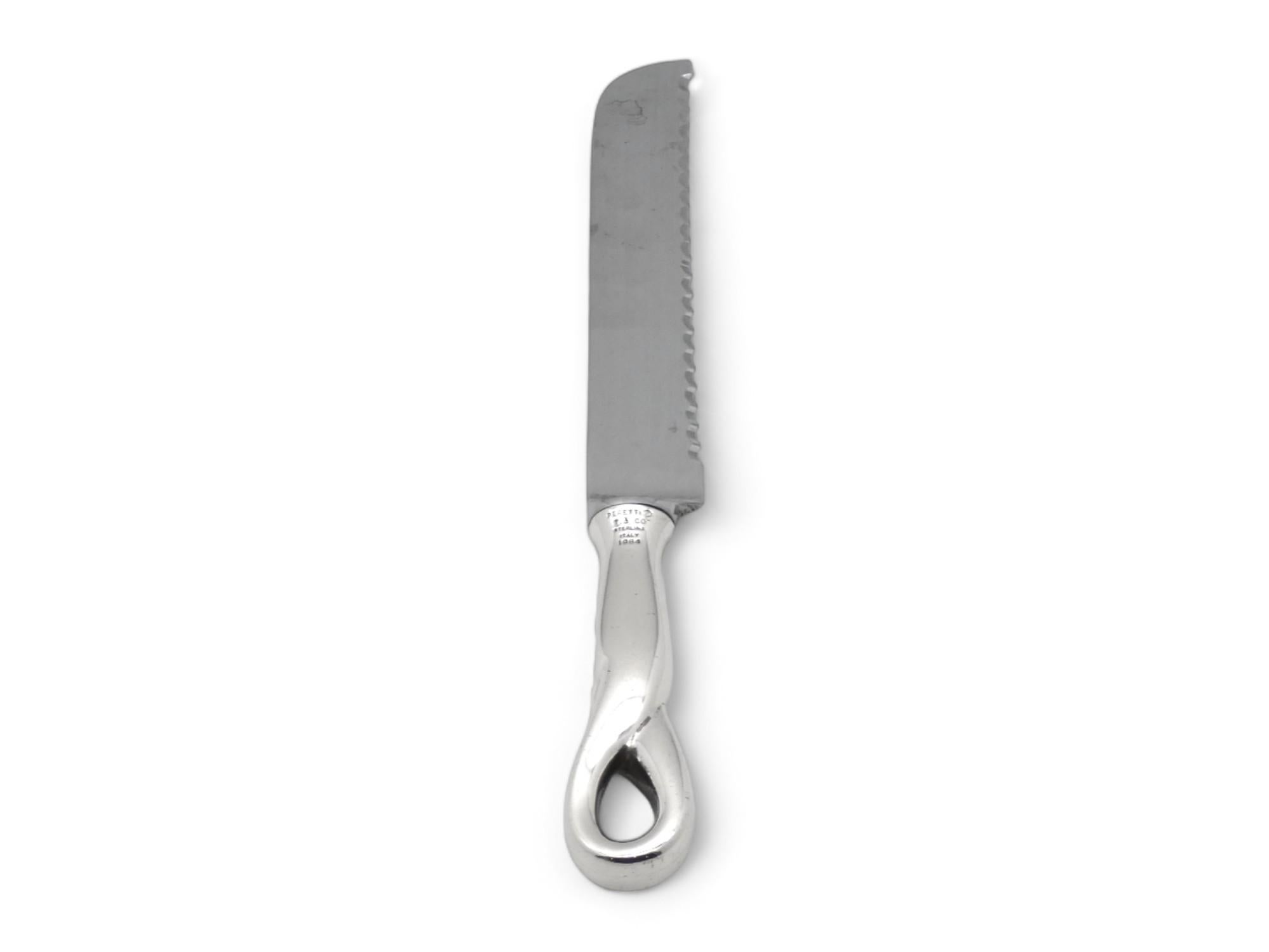 Cuchillo Challah de plata diseñado por Elsa Peretti Padova & Tiffany, fabricado en Italia en 1984.

El elegante Cuchillo Challah fue diseñado por la famosa diseñadora de joyas Elsa Peretti Padova.

El cuchillo tiene un filo dentado y un mango macizo