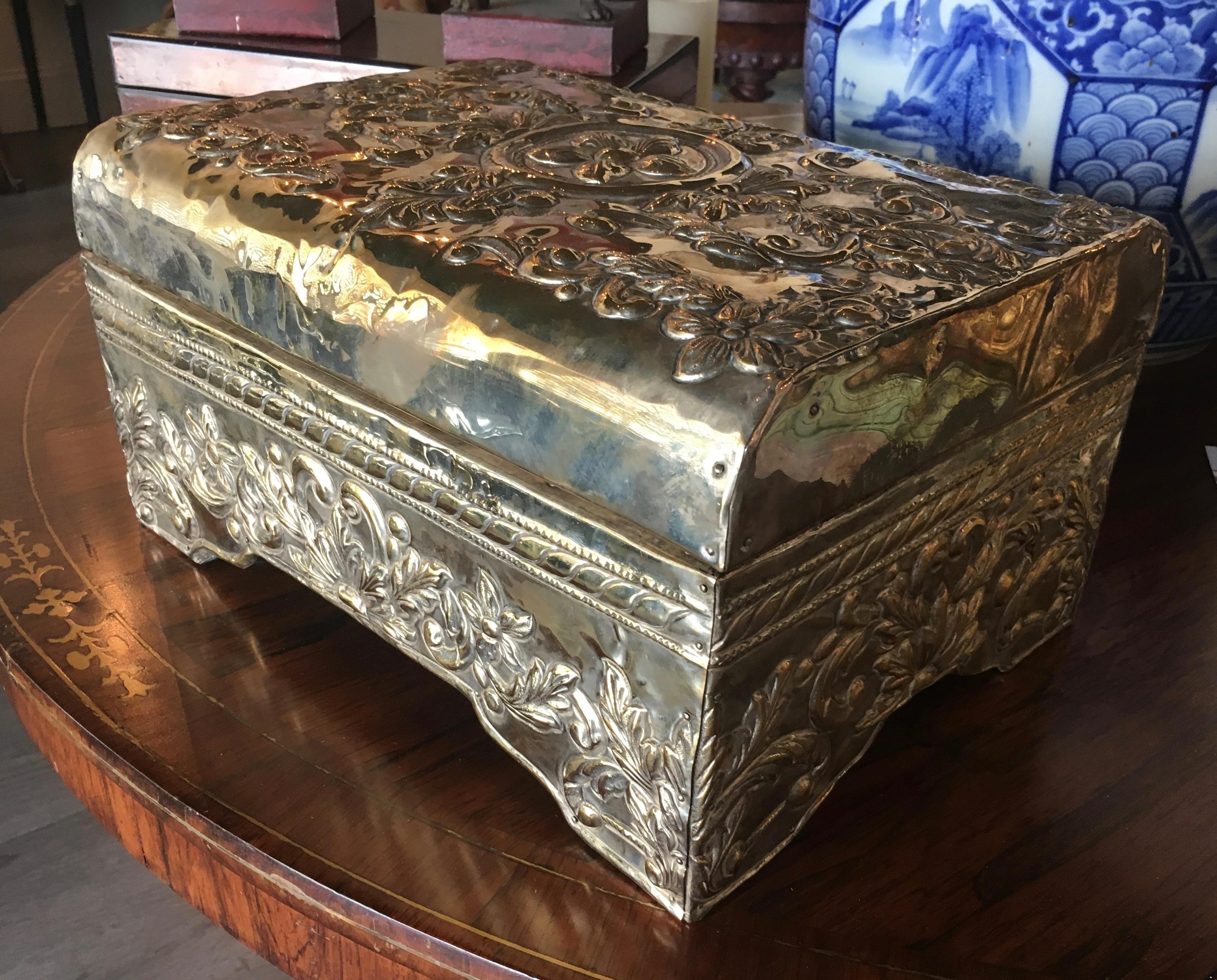 Néo-baroque Coffret de table en métal argenté à patine dorée en vente