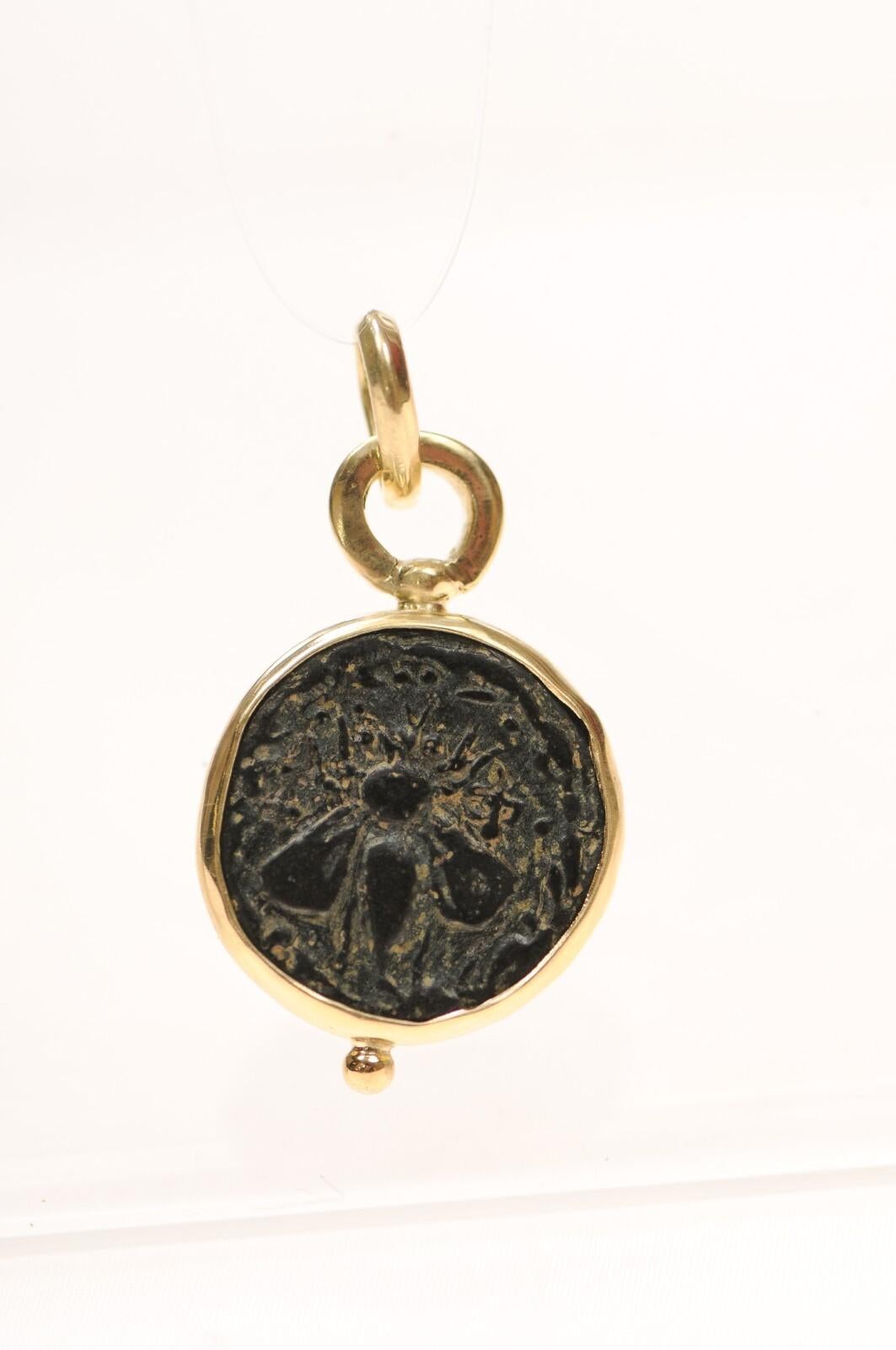 Dracma di bronzo coniato in Ionia, a Efeso, nel 50-27 a.C. circa. Questa moneta in bronzo pesa 4,17 g e misura 17,1 mm senza le finiture in oro a 18 carati. Sul dritto di questa moneta c'è un'ape con le ali diritte che presenta una meravigliosa