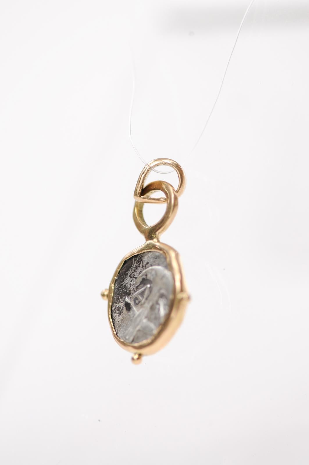 A Silver Drachm Gorgon Pendentif w 18K en vente 5