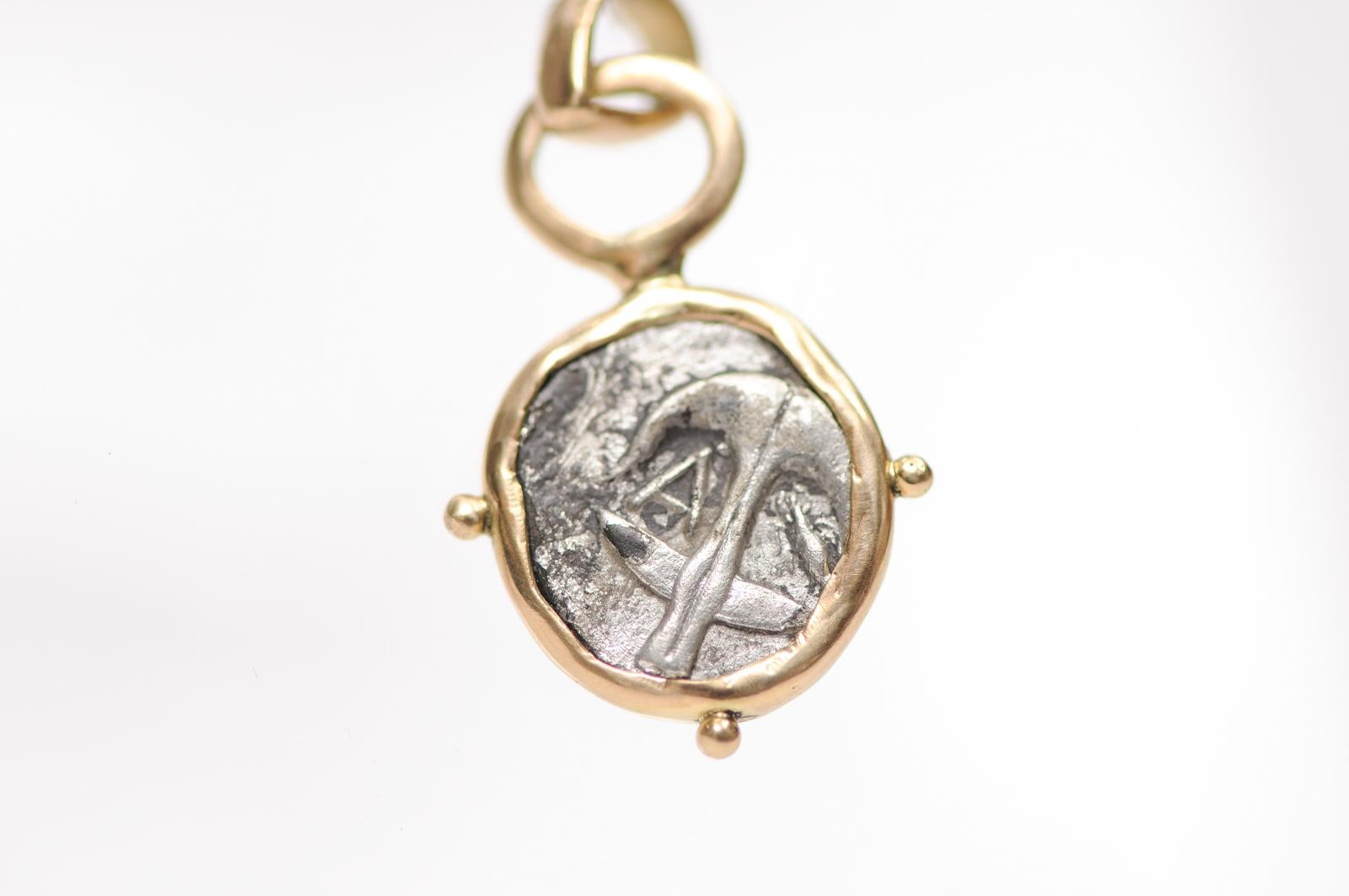A Silver Drachm Gorgon Pendentif w 18K en vente 6