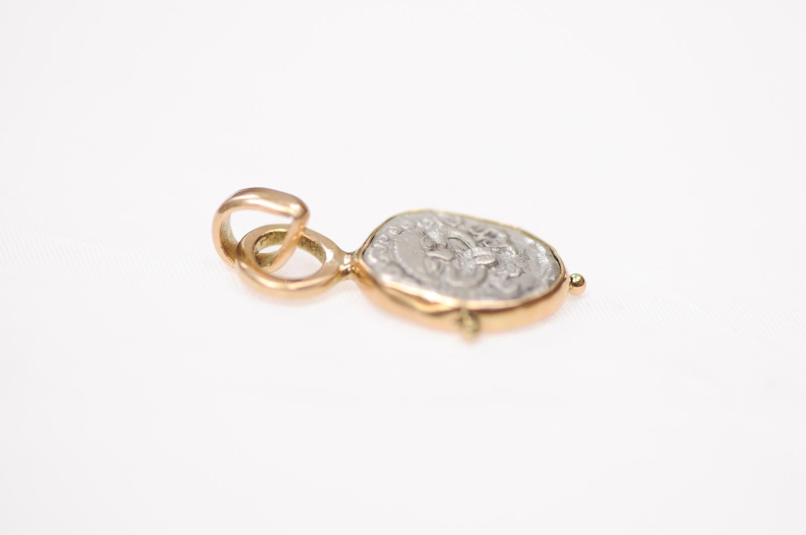 A Silver Drachm Gorgon Pendentif w 18K en vente 9