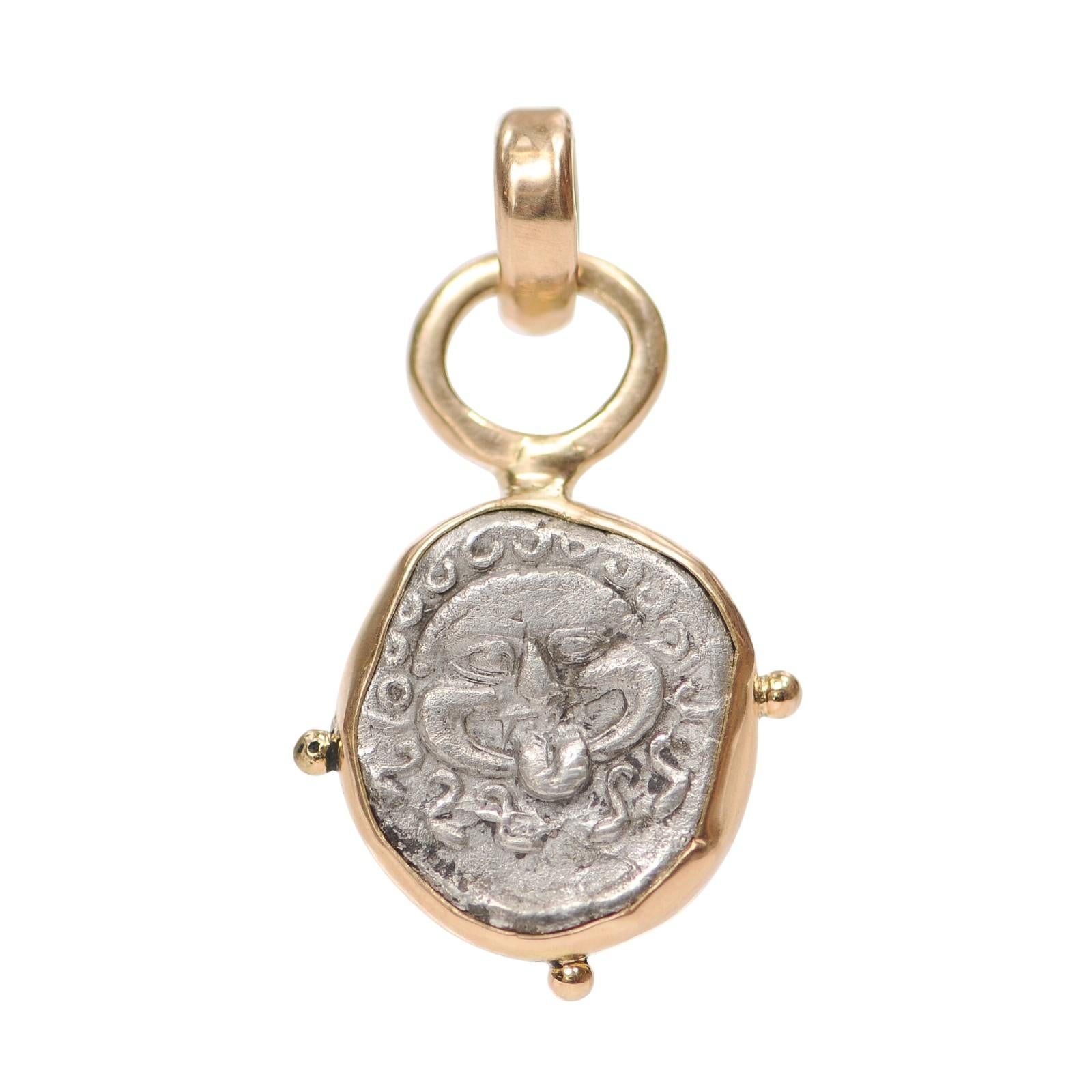Pendentif en argent Drachm garni d'or 18 carats. Cette pièce 