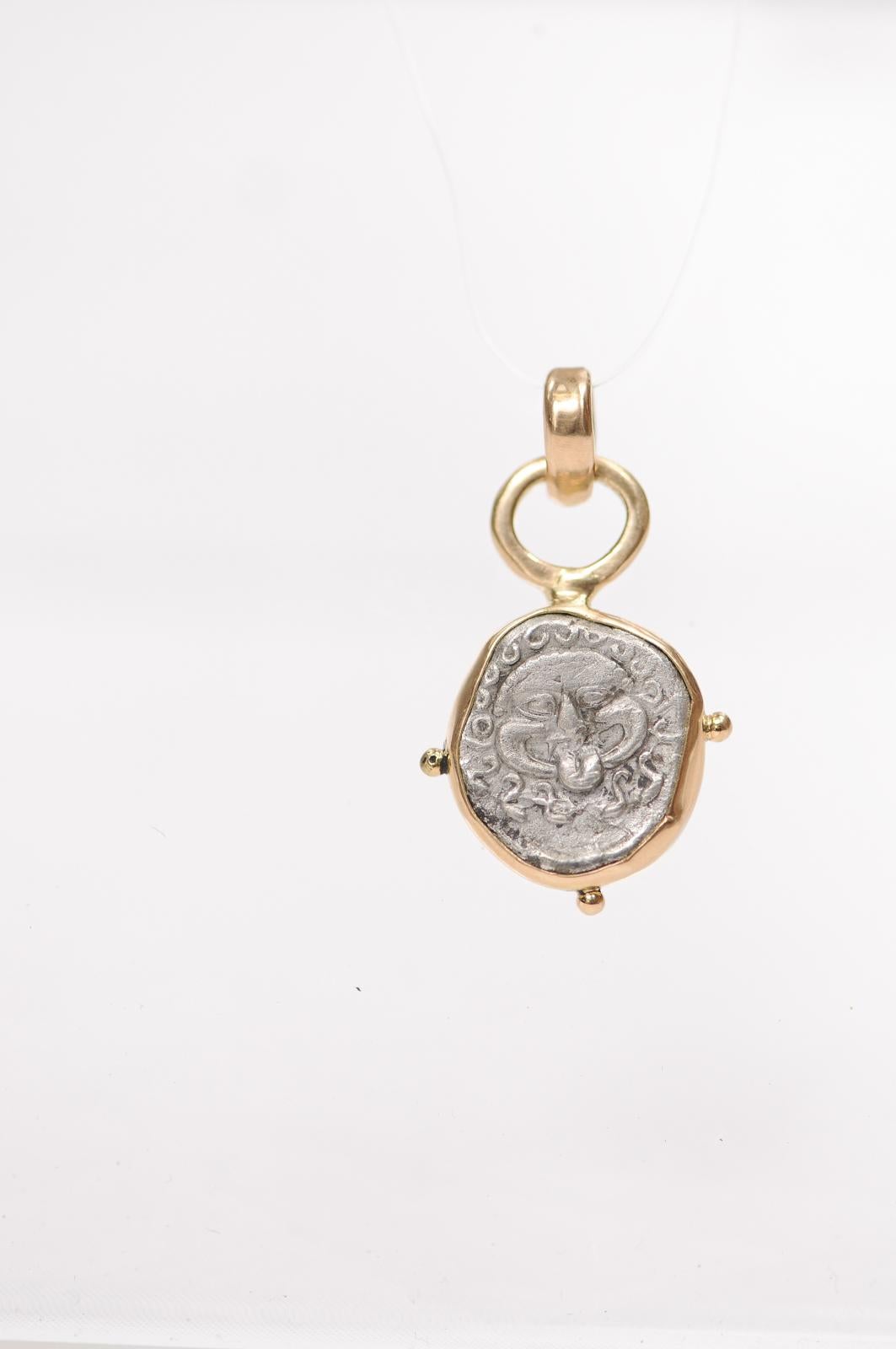 Grec classique A Silver Drachm Gorgon Pendentif w 18K en vente