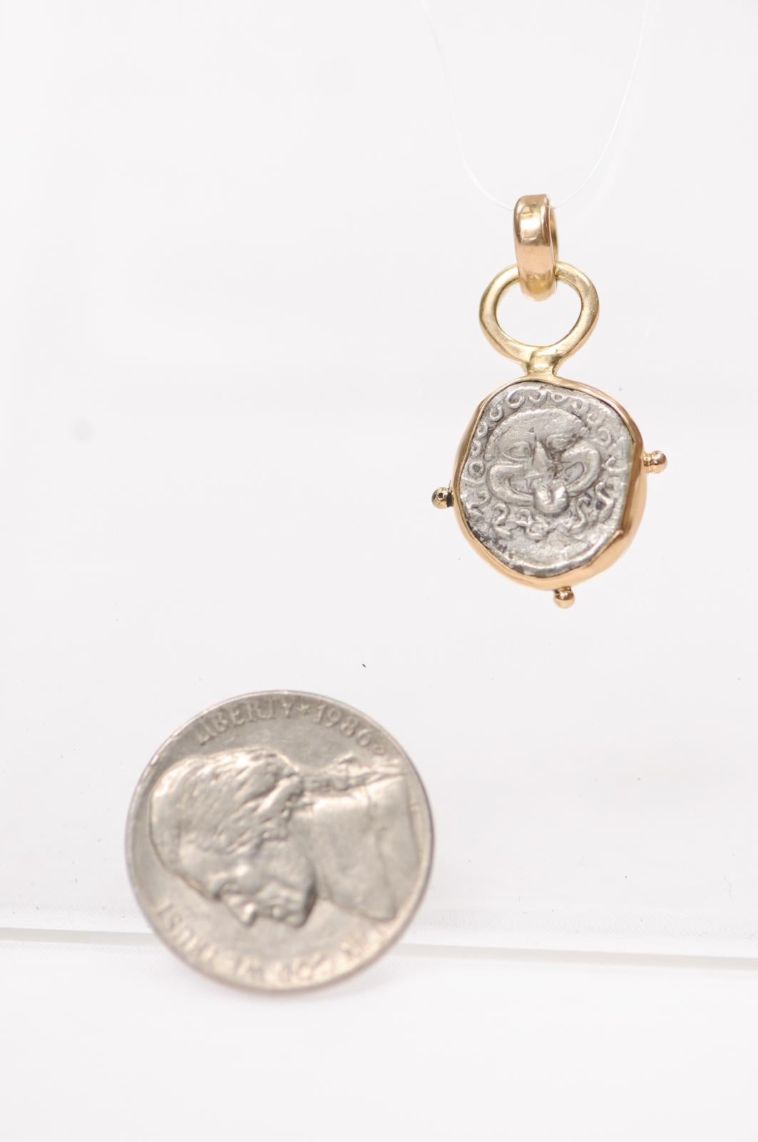 A Silver Drachm Gorgon Pendentif w 18K Excellent état - En vente à Atlanta, GA