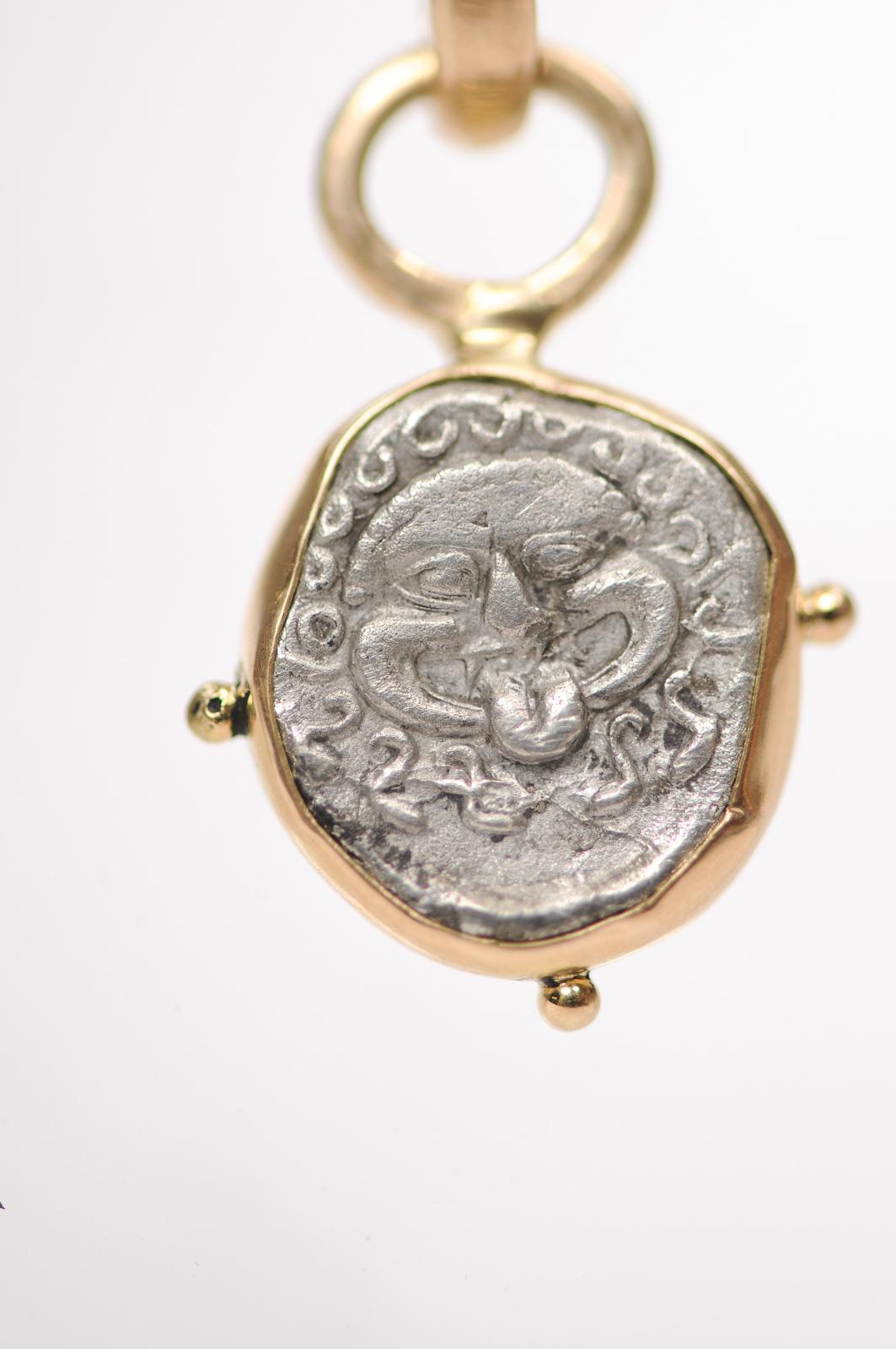 A Silver Drachm Gorgon Pendentif w 18K Unisexe en vente