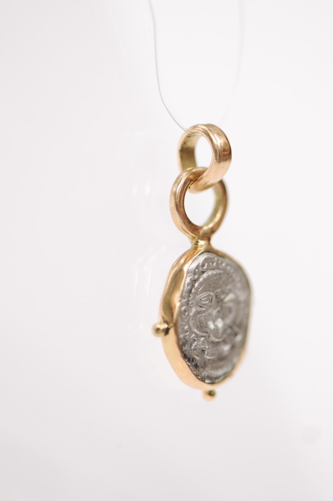 A Silver Drachm Gorgon Pendentif w 18K en vente 1