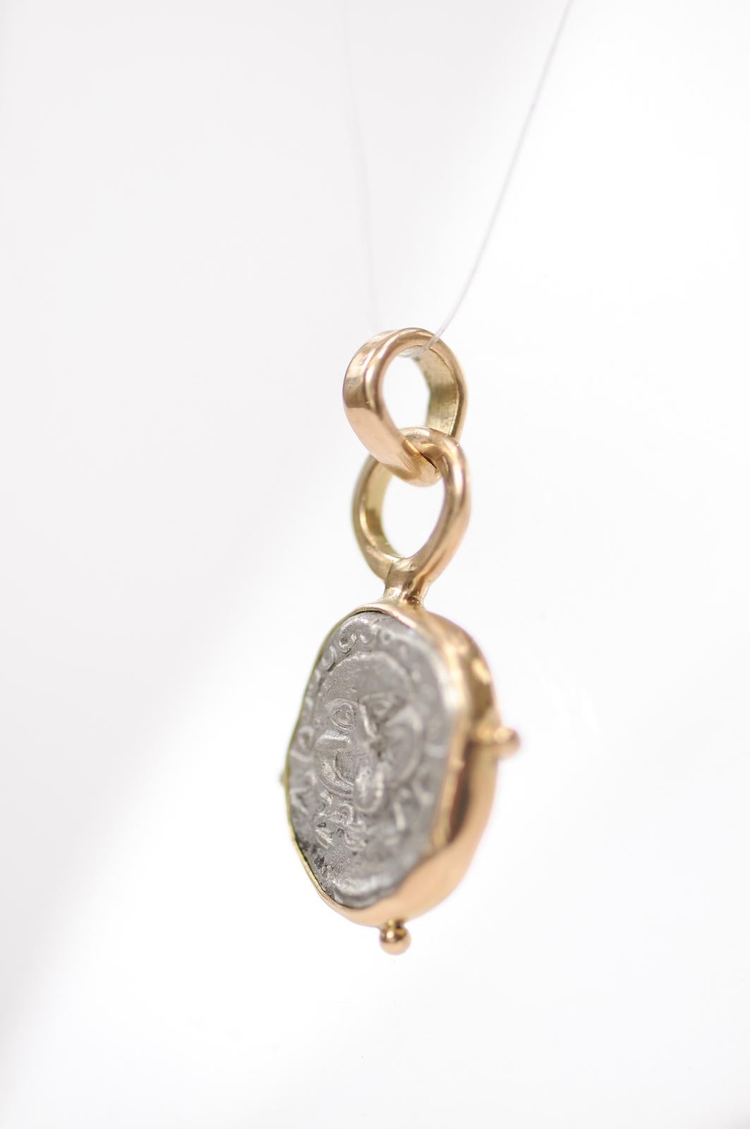 A Silver Drachm Gorgon Pendentif w 18K en vente 2