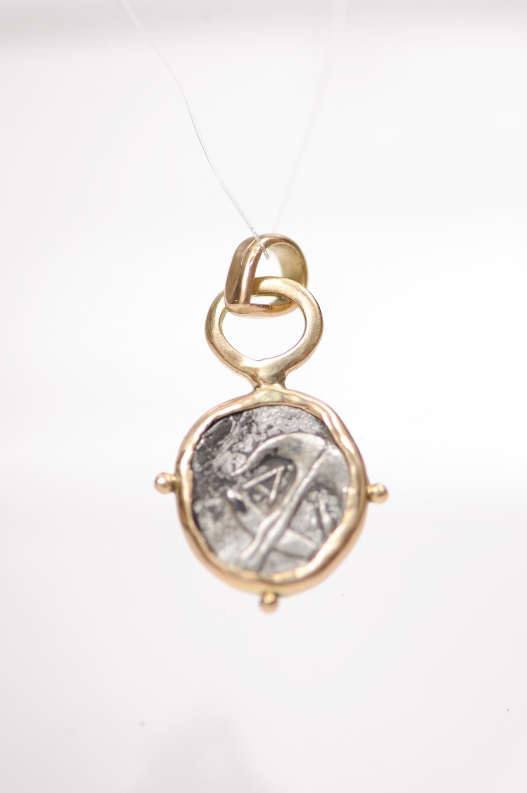 A Silver Drachm Gorgon Pendentif w 18K en vente 3