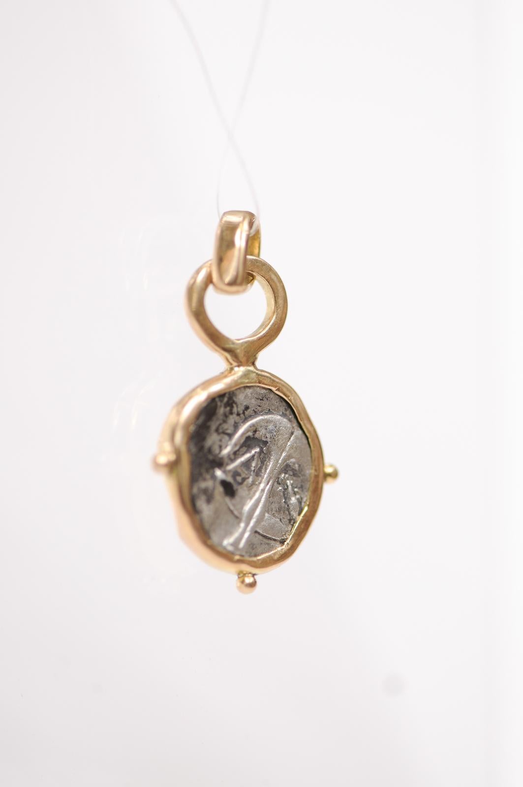 A Silver Drachm Gorgon Pendentif w 18K en vente 4