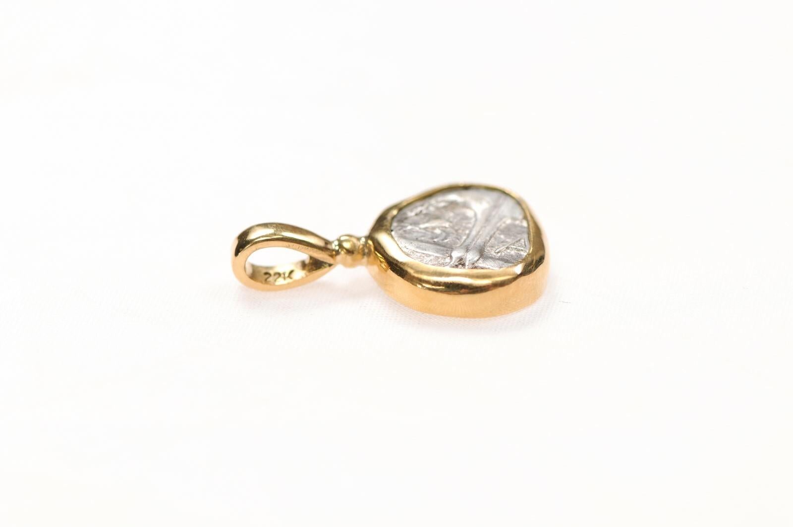 da uomo o donna Dracme d'argento - Gorgoneion con finiture in oro 22 carati in vendita