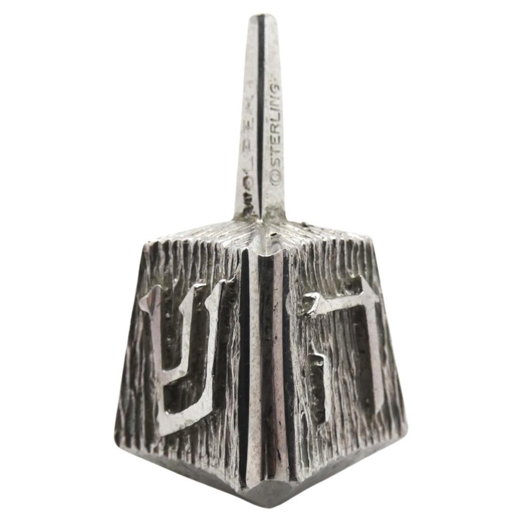 Dreidel de plata de Ludwig Yehuda Wolpert, hacia 1970

Ludwig Yehuda Wolpert fue un orfebre y diseñador israelí-estadounidense nacido en Alemania. Es célebre por ser el primer artista que diseñó Judaica en estilos modernos. Sus obras estuvieron muy