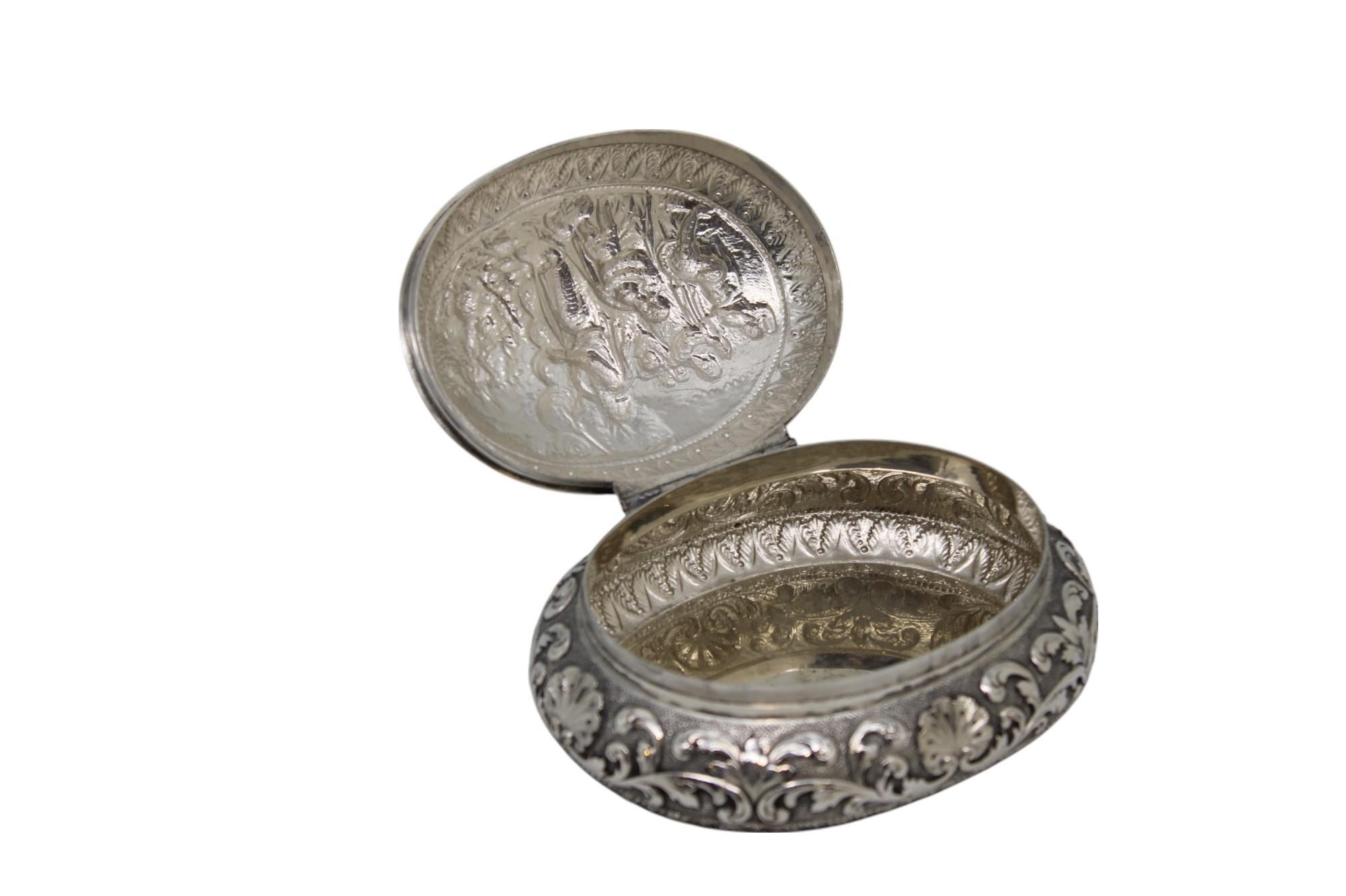A. Silver Dutch Etrog Box, Niederlande CIRCA 1900 (Repoussé) im Angebot