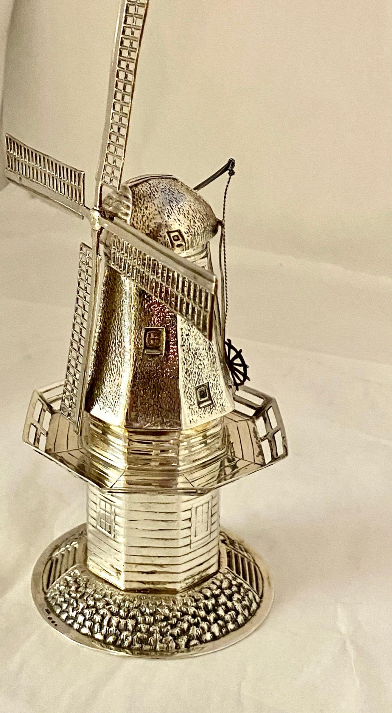 Un mulino South Holland Polder da 835 / - argento. Miniatura.
Marchio del costruttore: T9D = Th. H. J. de Droog Haarlem attivo tra il 1957 e il 1969.
Questo mulino è stato realizzato nel 1968 ed è stato venduto dall'argentiere Zaandland attivo tra