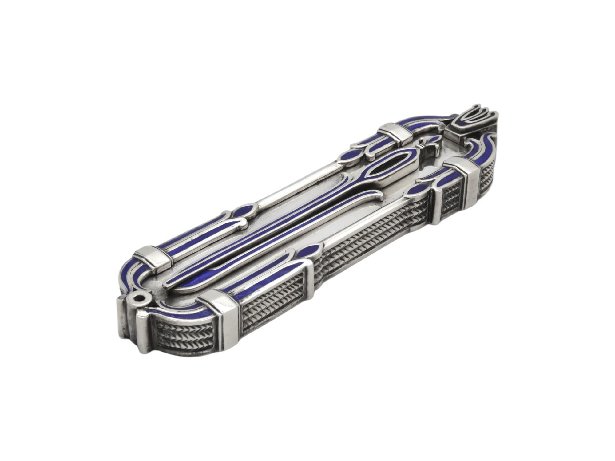 Ce superbe étui à Mezuzah en argent et en émail de Dudik Swed, fabriqué en Israël en 1996, est un exemple remarquable d'art judaïque contemporain. 

Dudik Swed est reconnu pour son approche unique et artistique du Judaïca, mêlant des thèmes