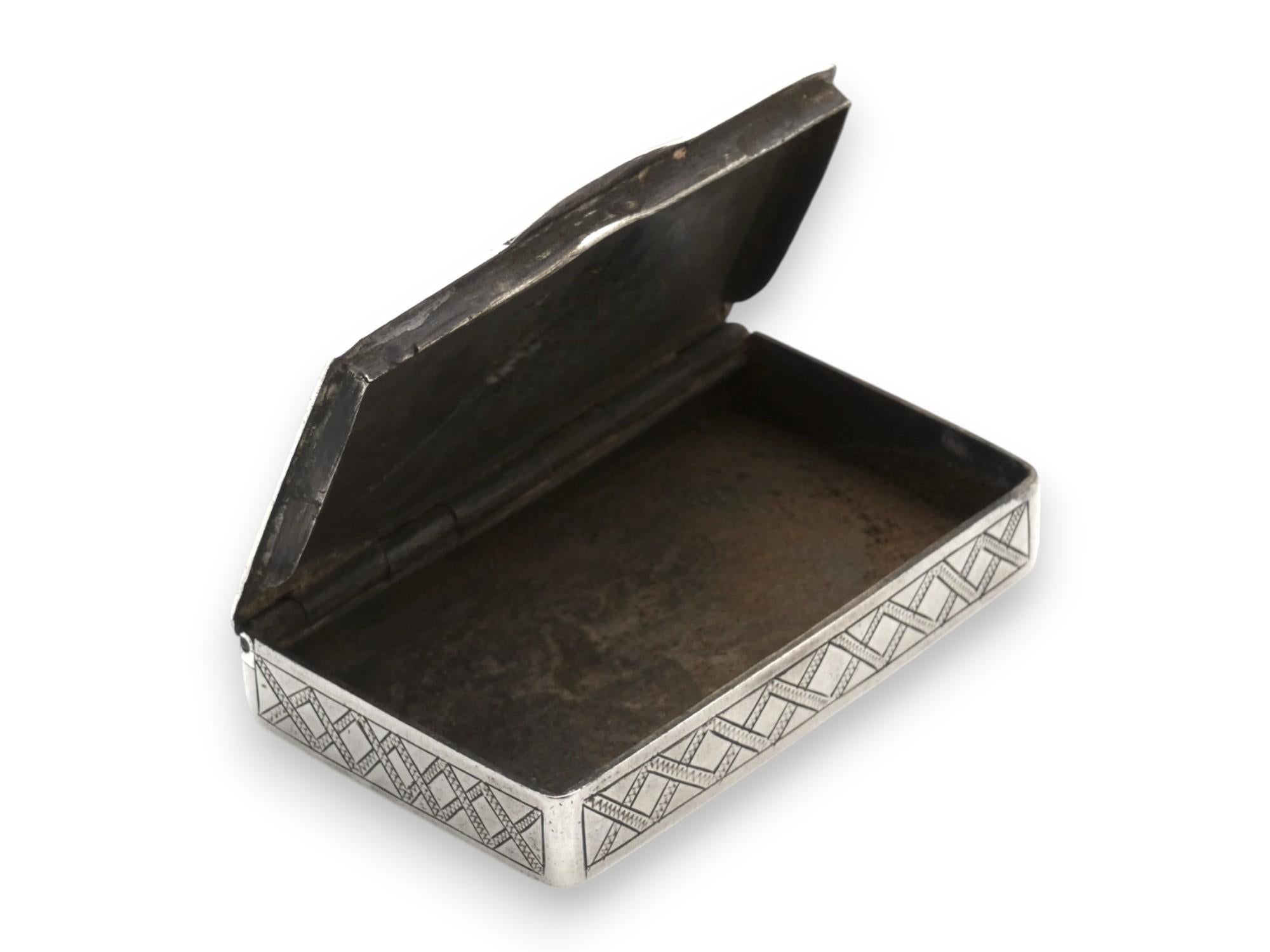 Gravé Tabatière en argent et en émail représentant la synagogue de Cologne, Allemagne, XIXe siècle en vente