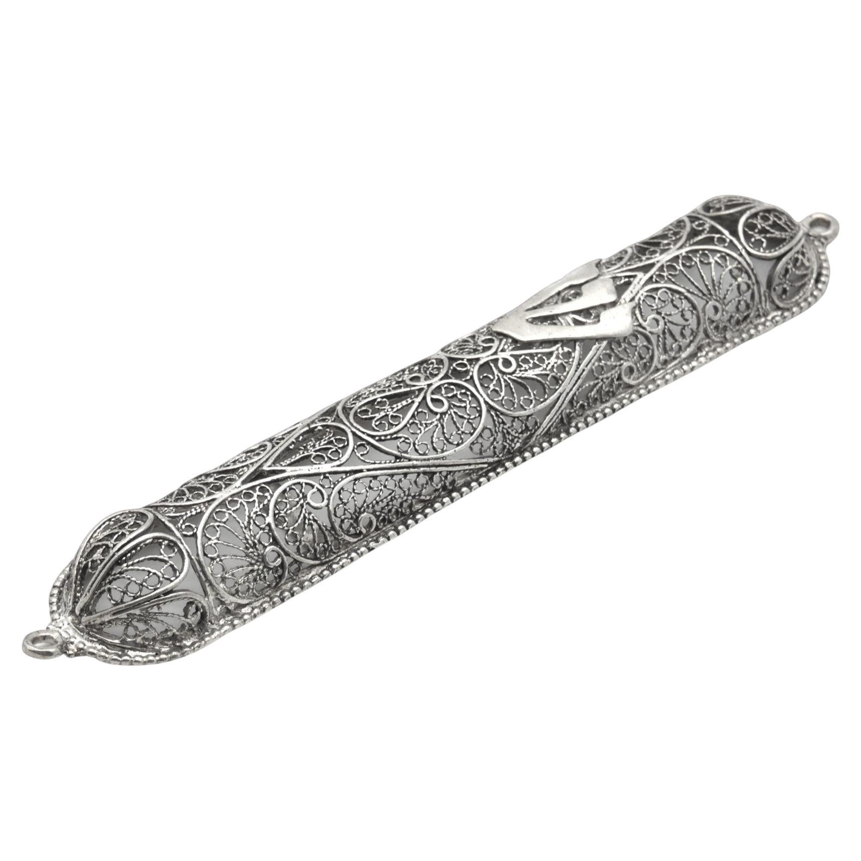Un estuche de filigrana de plata para mezuzá, procedente de Israel hacia 1980, ejemplifica la intrincada artesanía del arte judaico.

En Israel, durante la década de 1980, resurgió el interés por la artesanía judía tradicional combinada con la