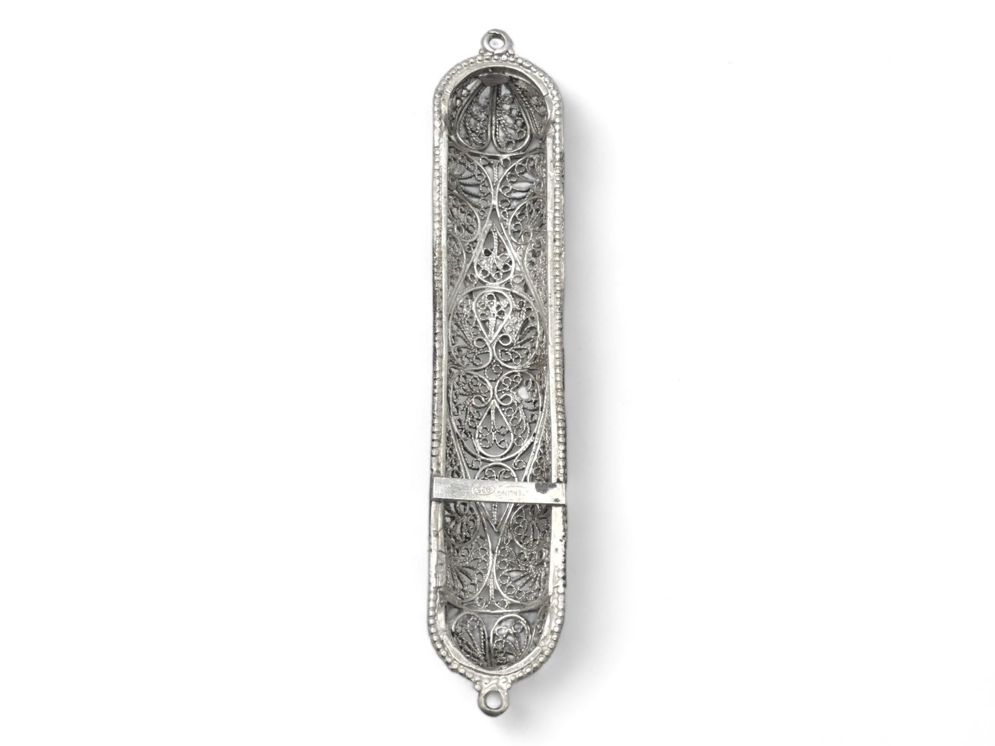 Estuche de filigrana de plata para mezuzá, Israel Circa 1980 en Bueno estado para la venta en New York, NY