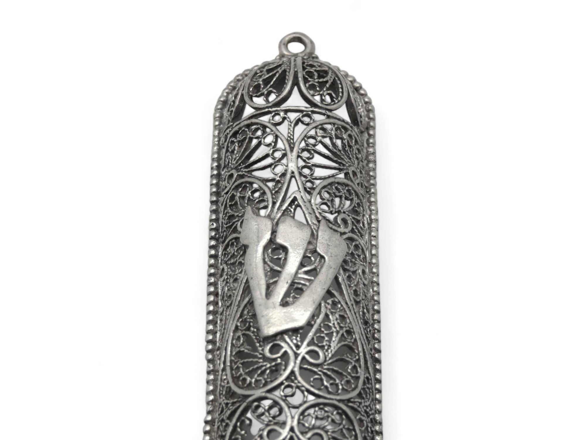 Estuche de filigrana de plata para mezuzá, Israel Circa 1980 finales del siglo XX en venta