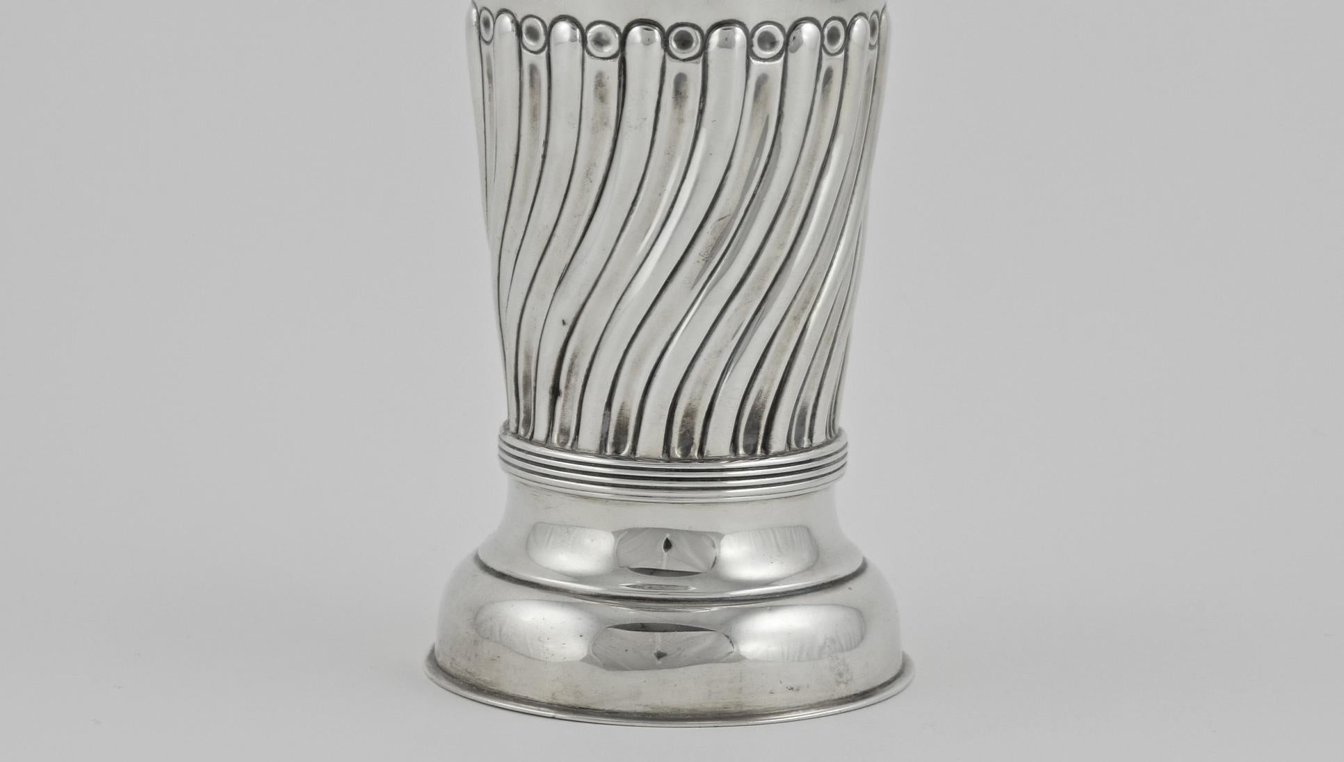 A silver flower vase  In Good Condition For Sale In London, GB