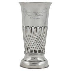 Un vaso da fiori in argento