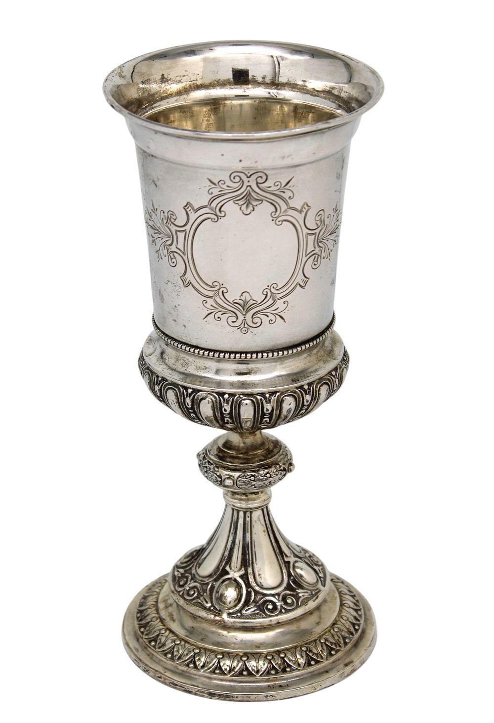 Esta llamativa copa de plata alemana de finales del siglo XIX es un ejemplo de la excepcional orfebrería de la época, que combina una forma elegante con una intrincada ornamentación. La pieza descansa sobre una base bellamente decorada y rodeada de