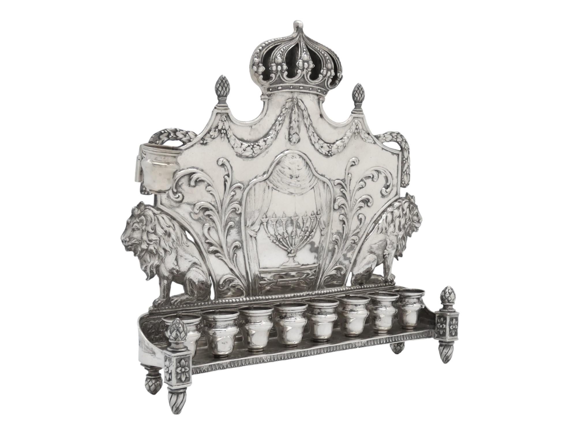 Una lampada a olio tedesca per Hanukkah in argento, festosa e meravigliosamente cesellata, realizzata da Gebrüder Gutgesellfrom a Hanau nel 1910 circa.

L'inizio del XX secolo in Germania è stato caratterizzato da una ricchezza culturale all'interno