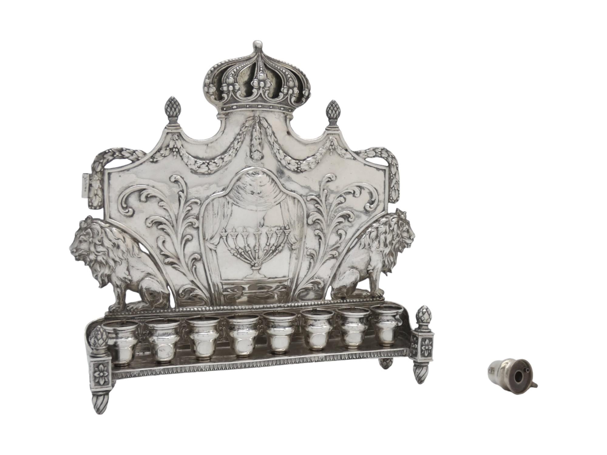 Lampada tedesca per Hanukkah in argento di Gebrüder Gutgesell, Hanau Circa 1910 In condizioni buone in vendita a New York, NY