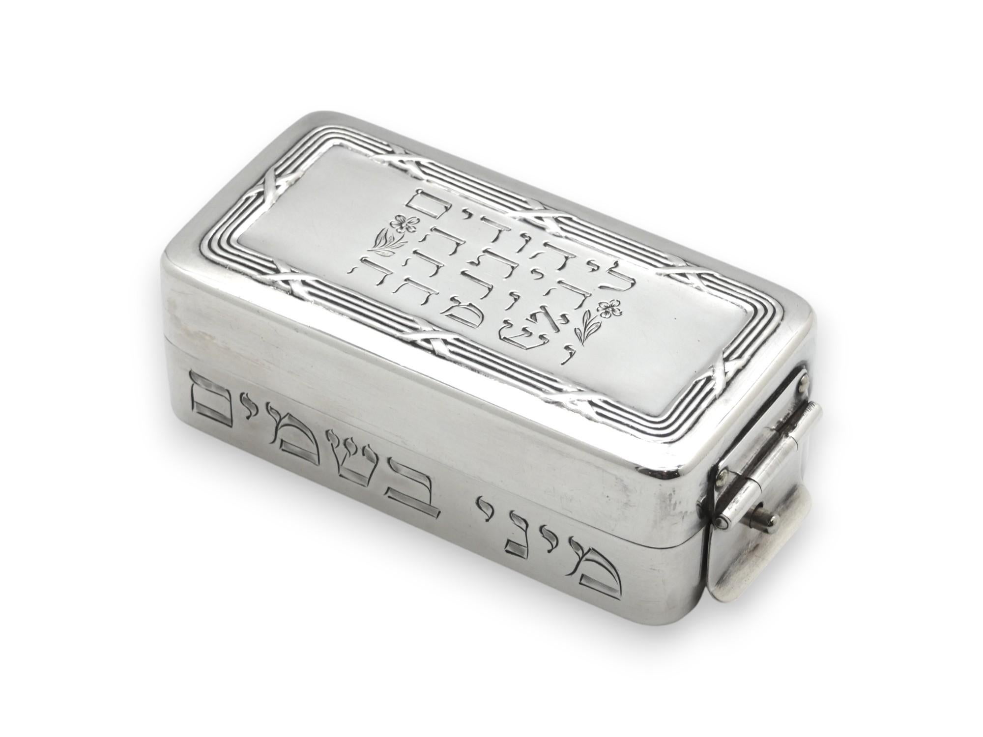 Un portaspezie tedesco in argento dell'inizio del XX secolo è un pezzo finemente lavorato, sobrio ma elegante, che riflette l'alto livello di artigianato tipico degli argentieri tedeschi di questo periodo. 

La scatola è rettangolare, con superfici