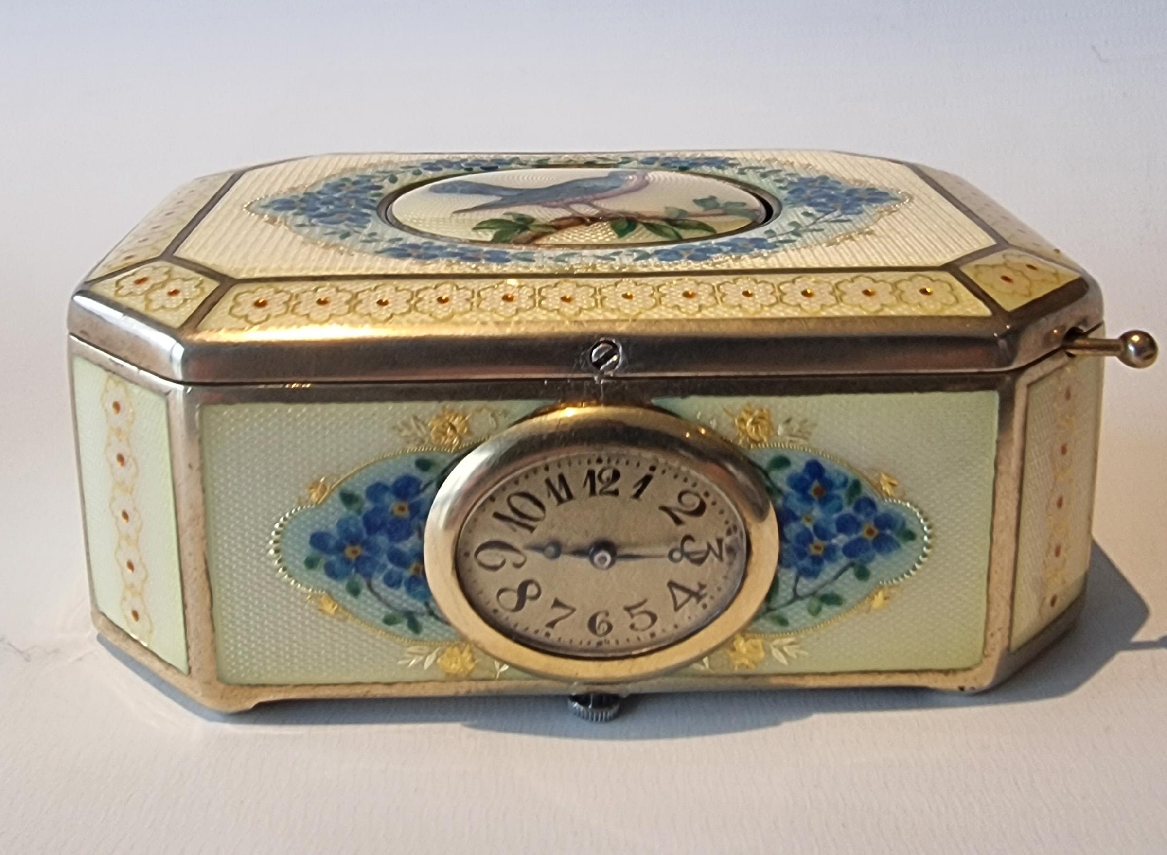 A silver gilt and Imperial Yellow guilloche enamel singing bird box In Good Condition For Sale In London, GB