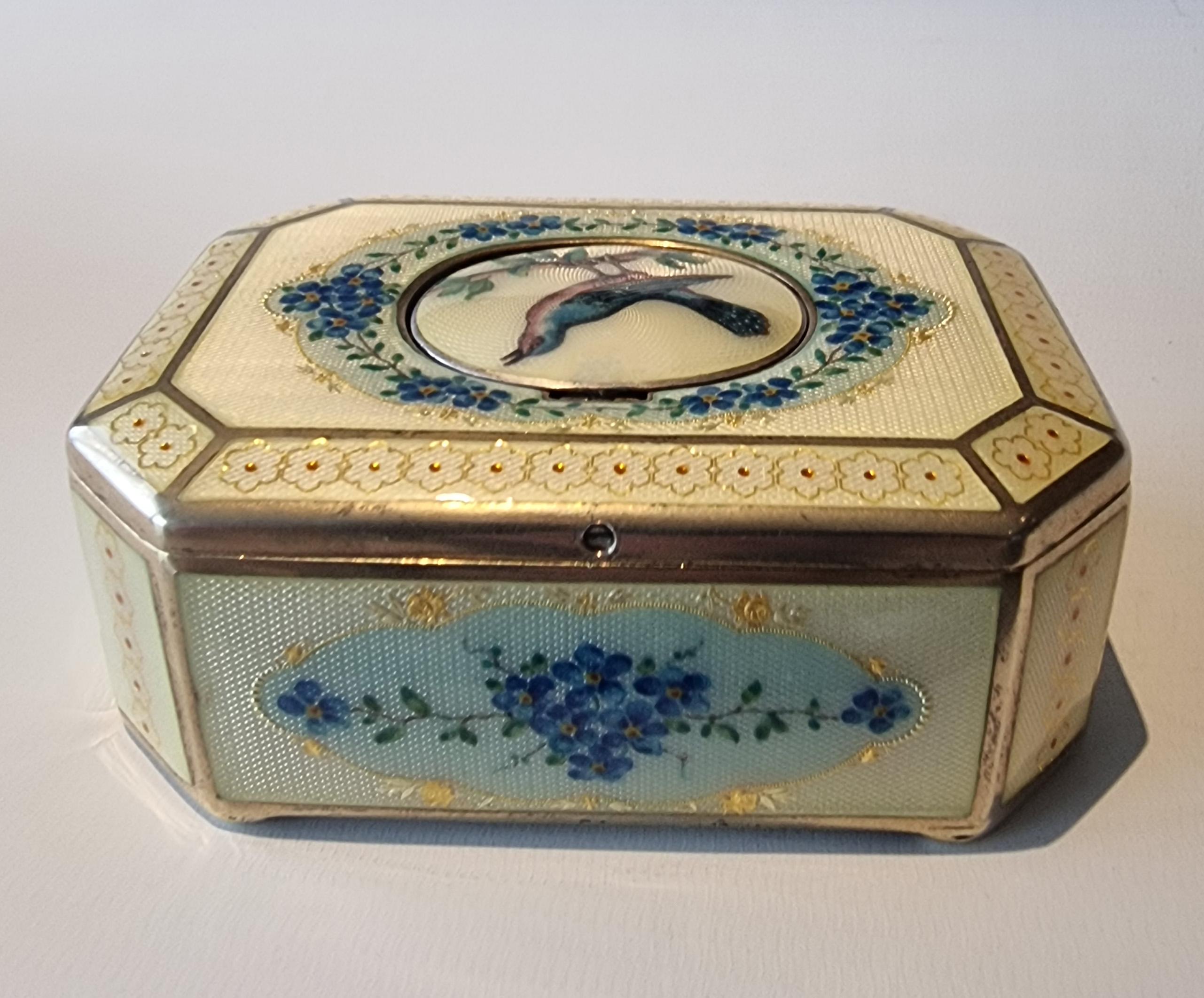 A silver gilt and Imperial Yellow guilloche enamel singing bird box For Sale 1