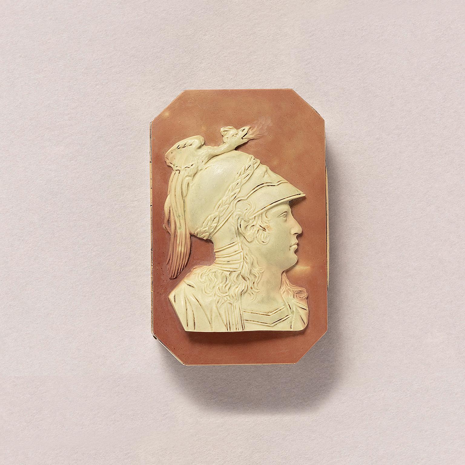 Achteckige Schatulle aus Jamsker Jaspis mit je zwei Lagen grünem und braunem Achat auf jeder Seite, eingefasst in eine vergoldete Silberfassung. Die Vorderseite ziert eine Kamee von Achilles, dessen Helm mit einem Drachenmotiv verziert