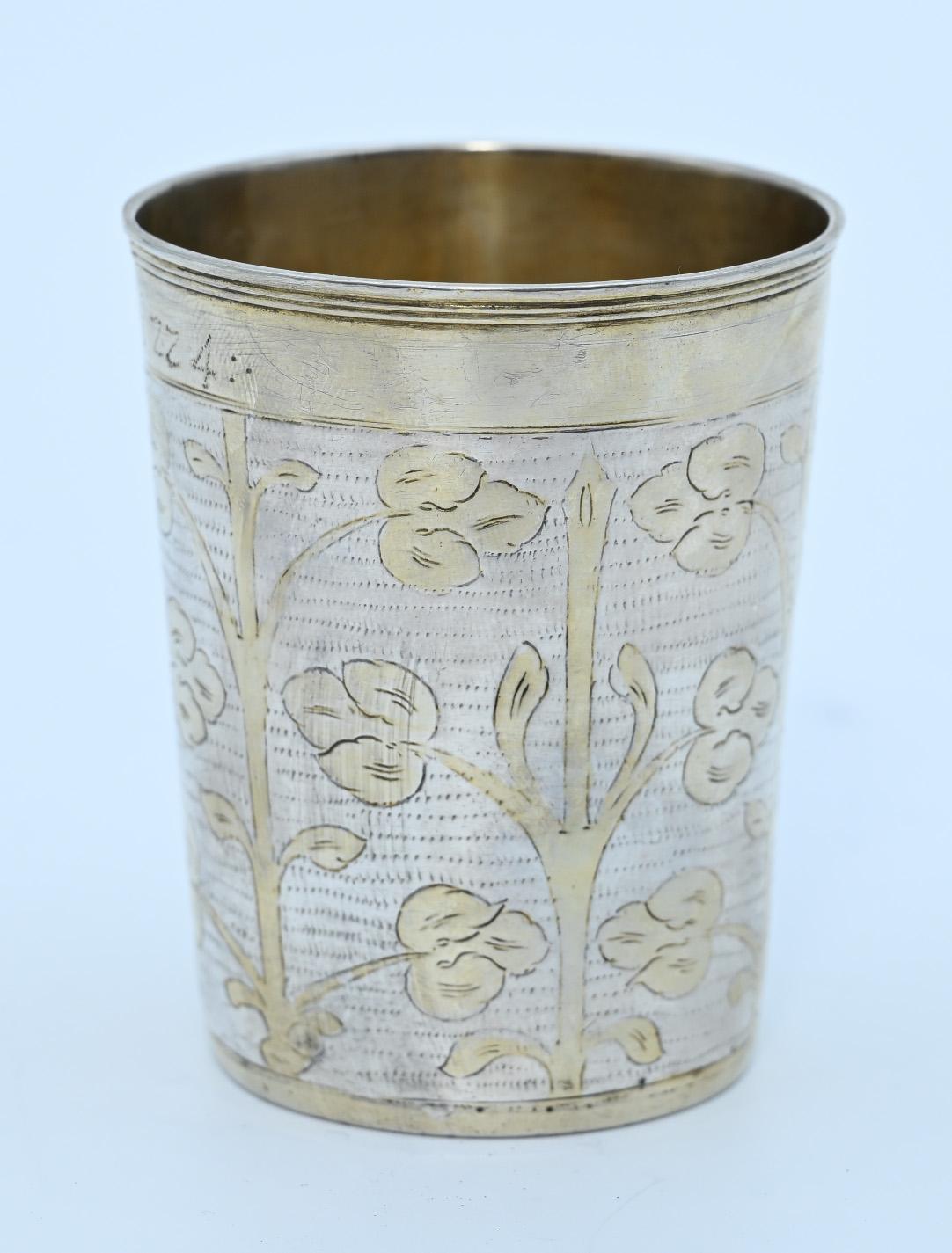 Dieser elegante Becher aus vergoldetem Silber ist ein wunderschön erhaltenes Beispiel für deutsche Silberarbeiten des späten 17. Jahrhunderts und wurde um 1670 in Leipzig von dem versierten Silberschmied Joachim Krumpholtz gefertigt. Es ist ein