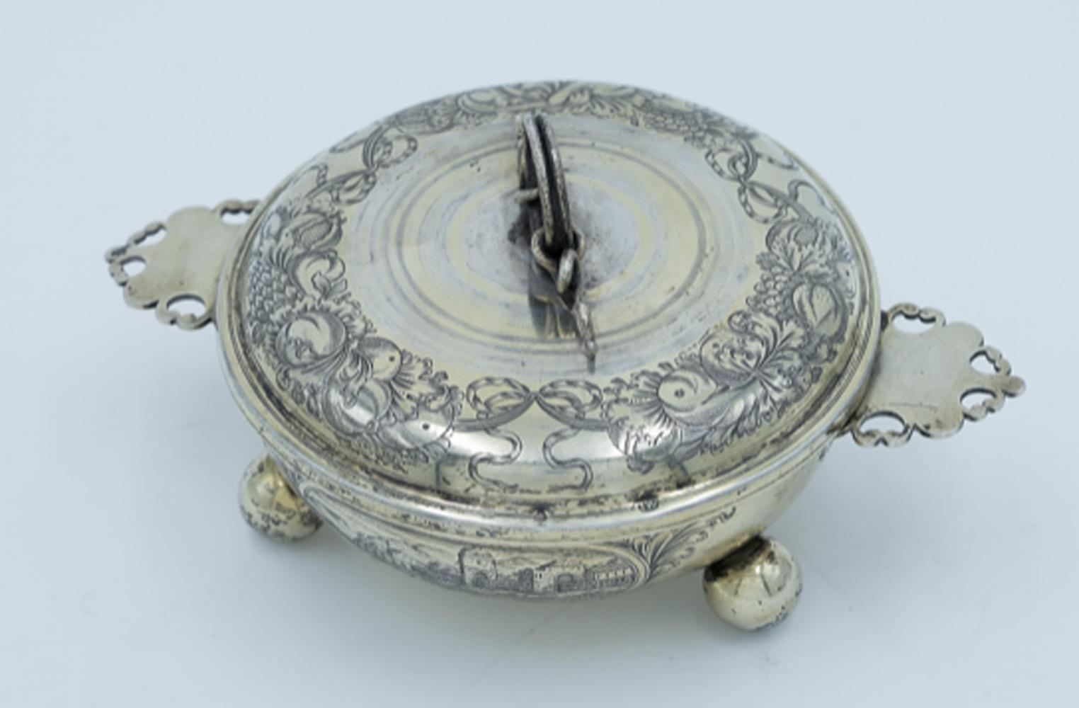 Un superbo esempio di argenteria tedesca della fine del XVII e dell'inizio del XVIII secolo, questa magnifica ciotola ricoperta d'argento dorato fu realizzata ad Augusta intorno al 1700 dall'abile argentiere Johann Wagner. Riccamente decorato e
