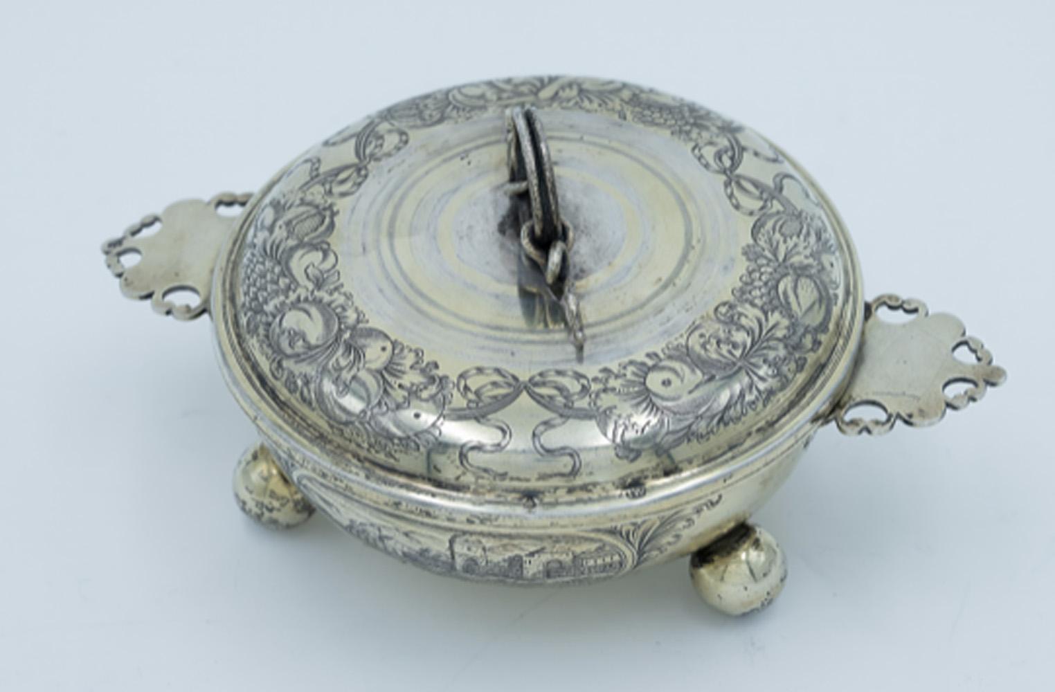 Tedesco Ciotola incisa in argento dorato e coperchio abbinato, Augusta circa 1700 in vendita