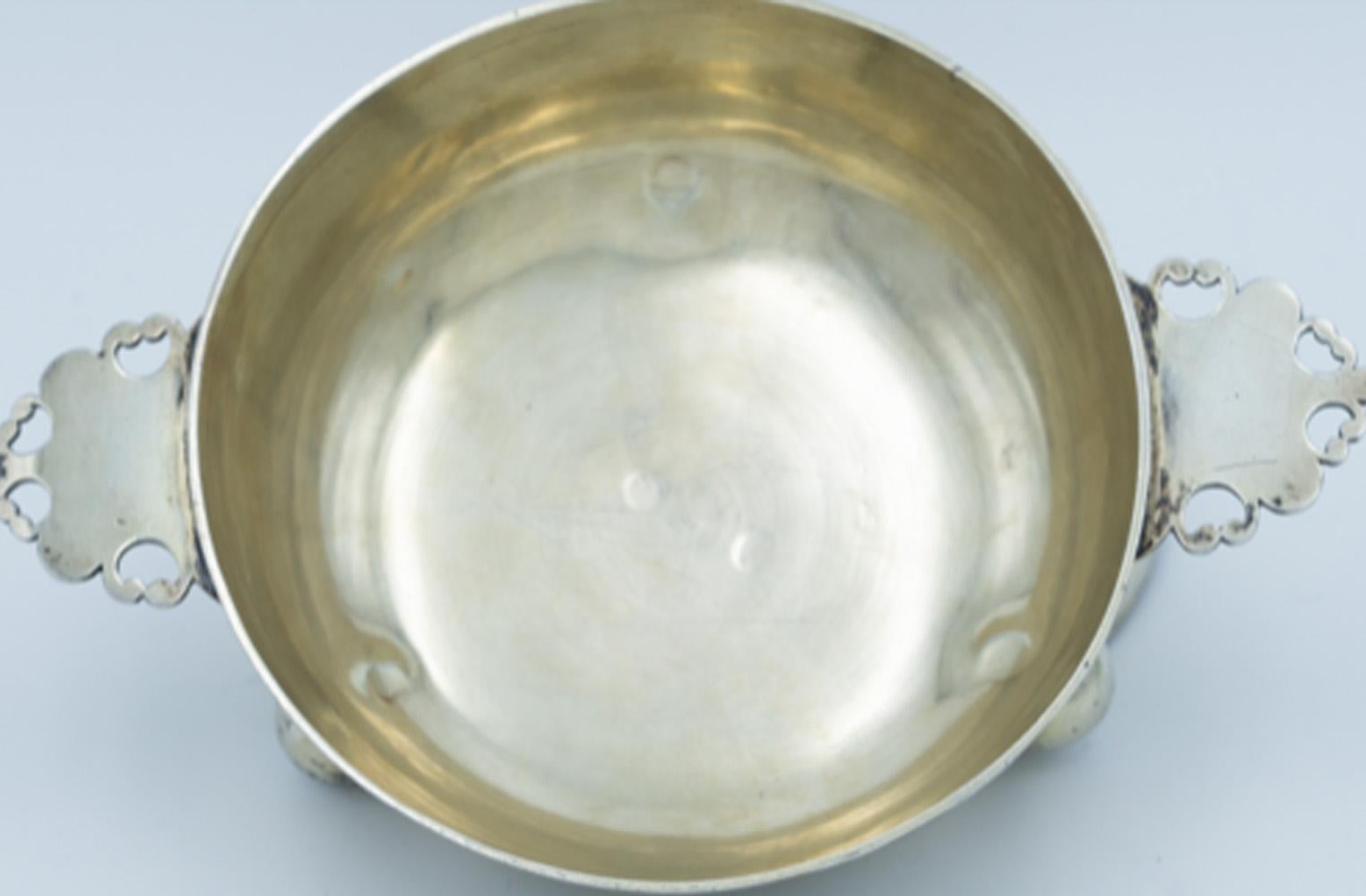 Dorato Ciotola incisa in argento dorato e coperchio abbinato, Augusta circa 1700 in vendita