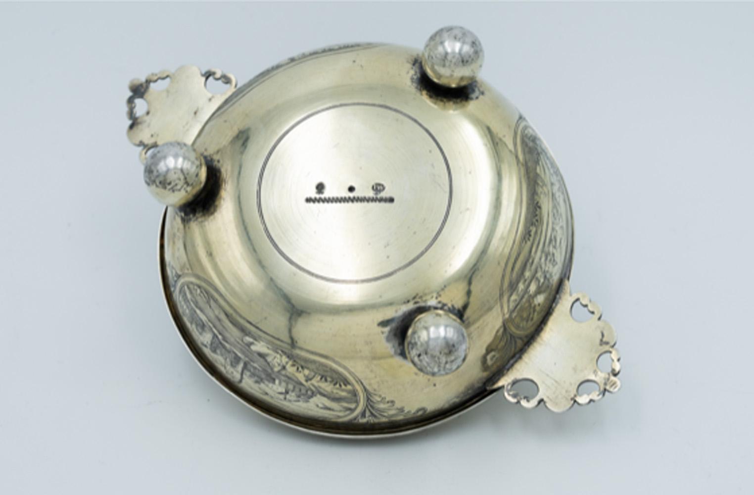 Inizio XVIII secolo Ciotola incisa in argento dorato e coperchio abbinato, Augusta circa 1700 in vendita