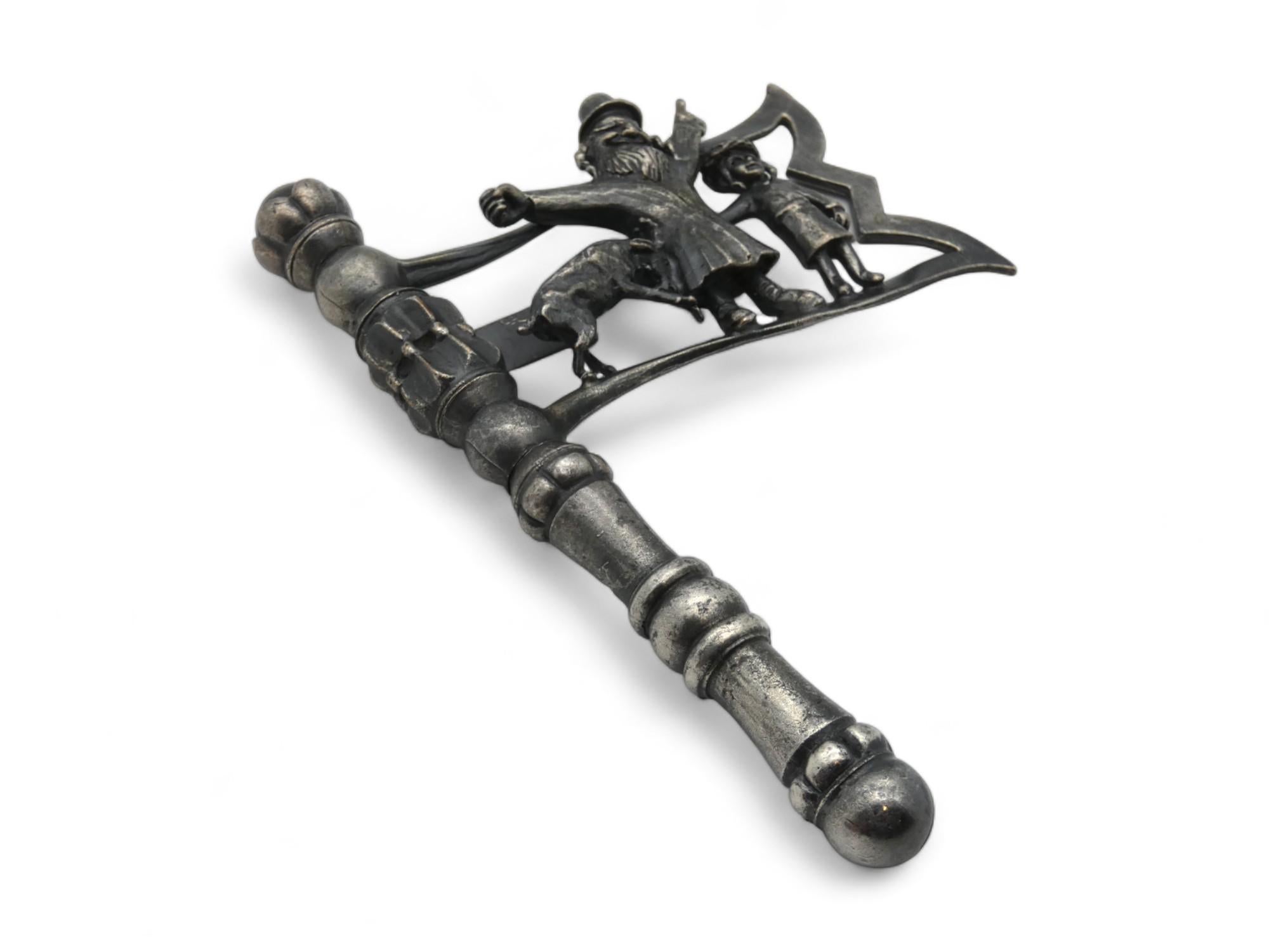 Un High Spirited Silver Grogger è stato realizzato da Peters Ehrenthal negli Stati Uniti nel 1970.

Grogger in argento della metà del XX secolo realizzato da Peter Ehrenthal. In linea con lo spirito gioioso della festa ebraica di Purim, questo