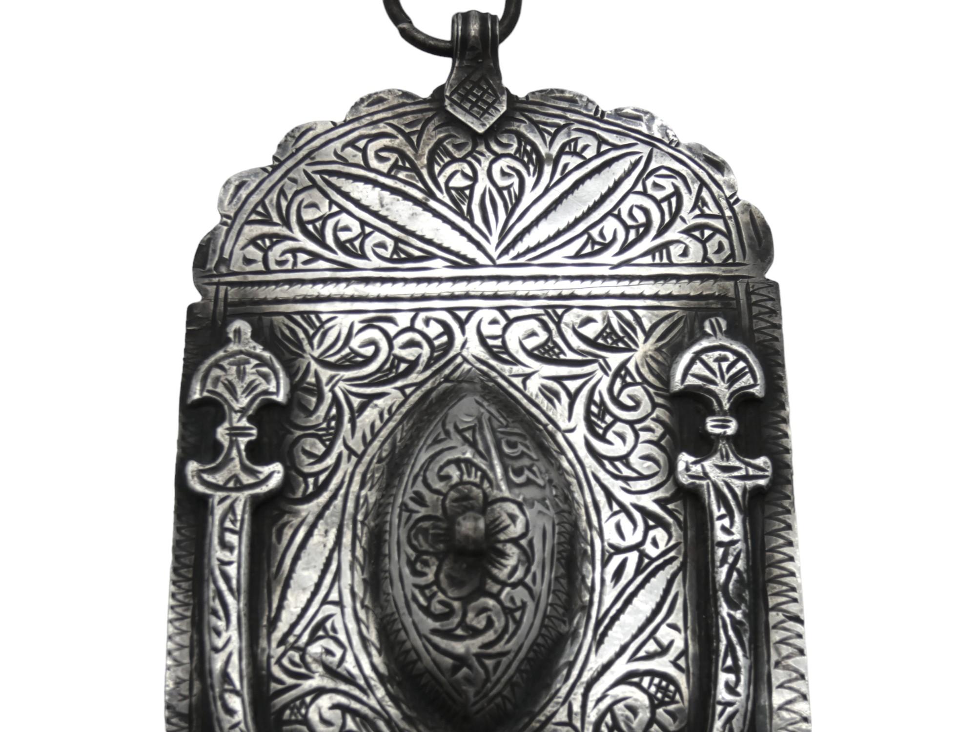 Un Hamsa d'argento, Morroco Inizio del XX secolo In condizioni buone in vendita a New York, NY