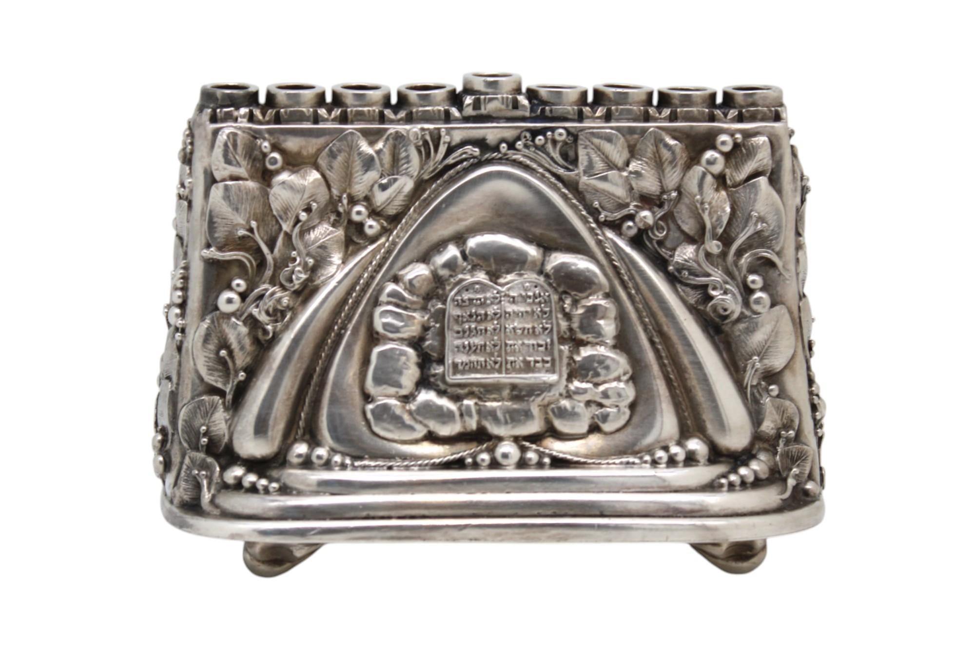 Cette lampe de Hanoukka en argent, monumentale et puissamment sculpturale, créée par le célèbre artiste Henryk Winograd à New York en 1991, est un exemple époustouflant de Judaïca moderne imprégnée d'un symbolisme ancien et d'un art du repoussage