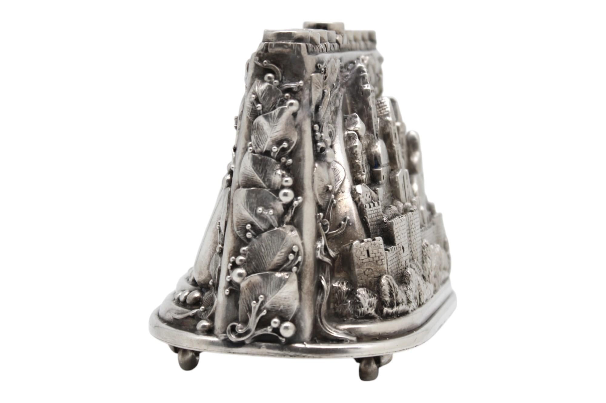 A Silver Hanukkah Lamp, par Henryk Winograd, New York 1991 en vente 1