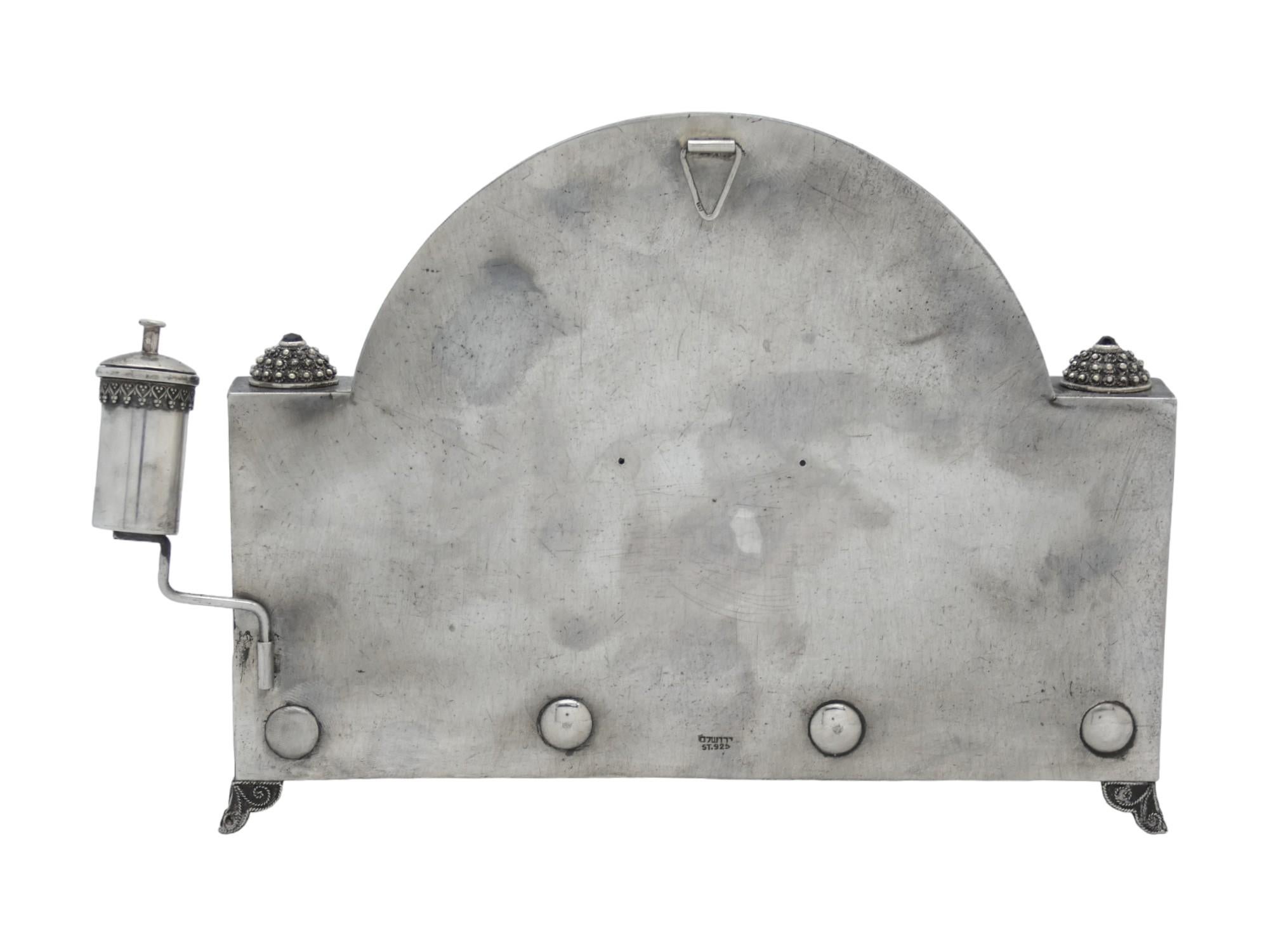 Inizio XX secolo Lampada di Hanukkah in argento di Yehia Yemini, Gerusalemme, CIRCA 1920 in vendita
