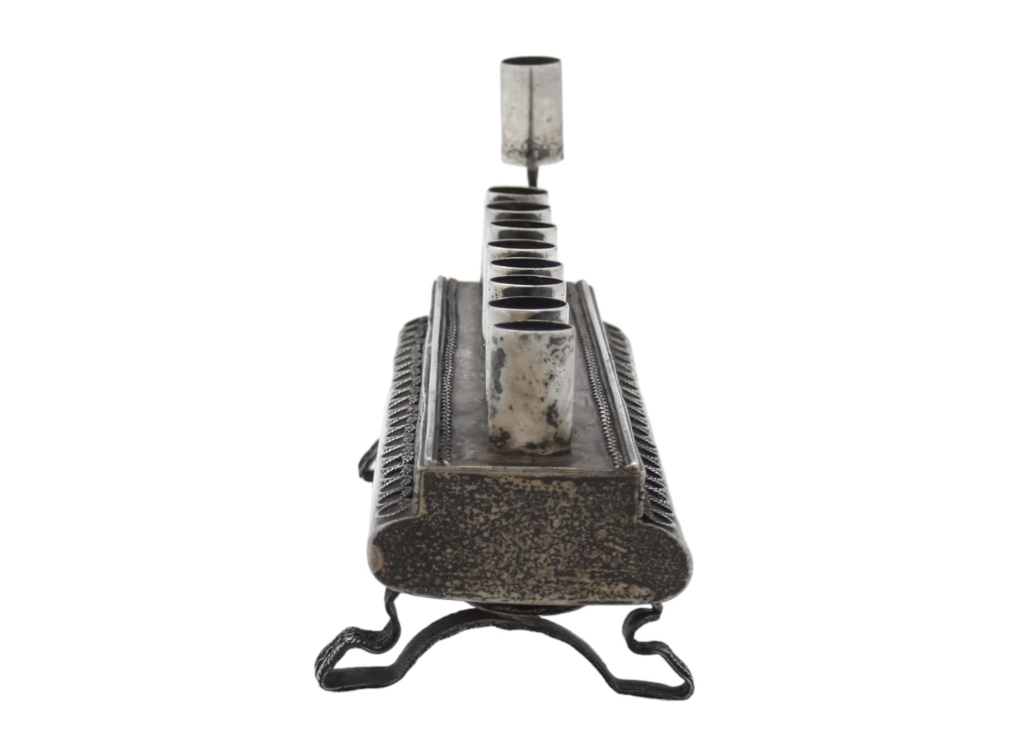Una lampada di Hanukkah in argento, Israel, circa 1950 In condizioni buone in vendita a New York, NY