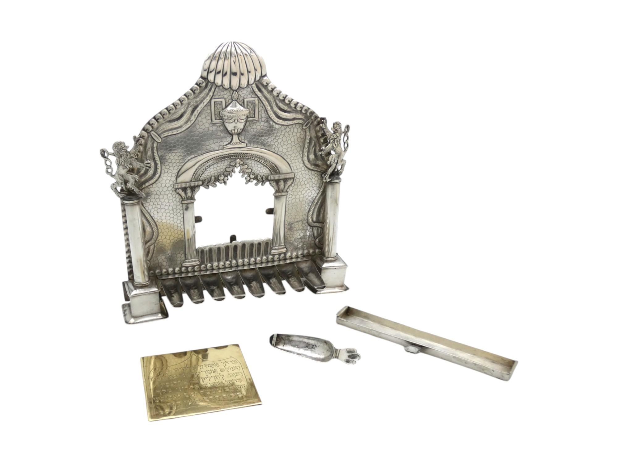Incredibile Chanukiyah, eccezionalmente rara! In argento lavorato a mano con una placca in ottone con incise le benedizioni hadlakah. Argento punzonato, Norimberga 1799/1803, Fabbricante: Johann Friedrich Wilhelm Kramer. 

Sul retro della menorah,