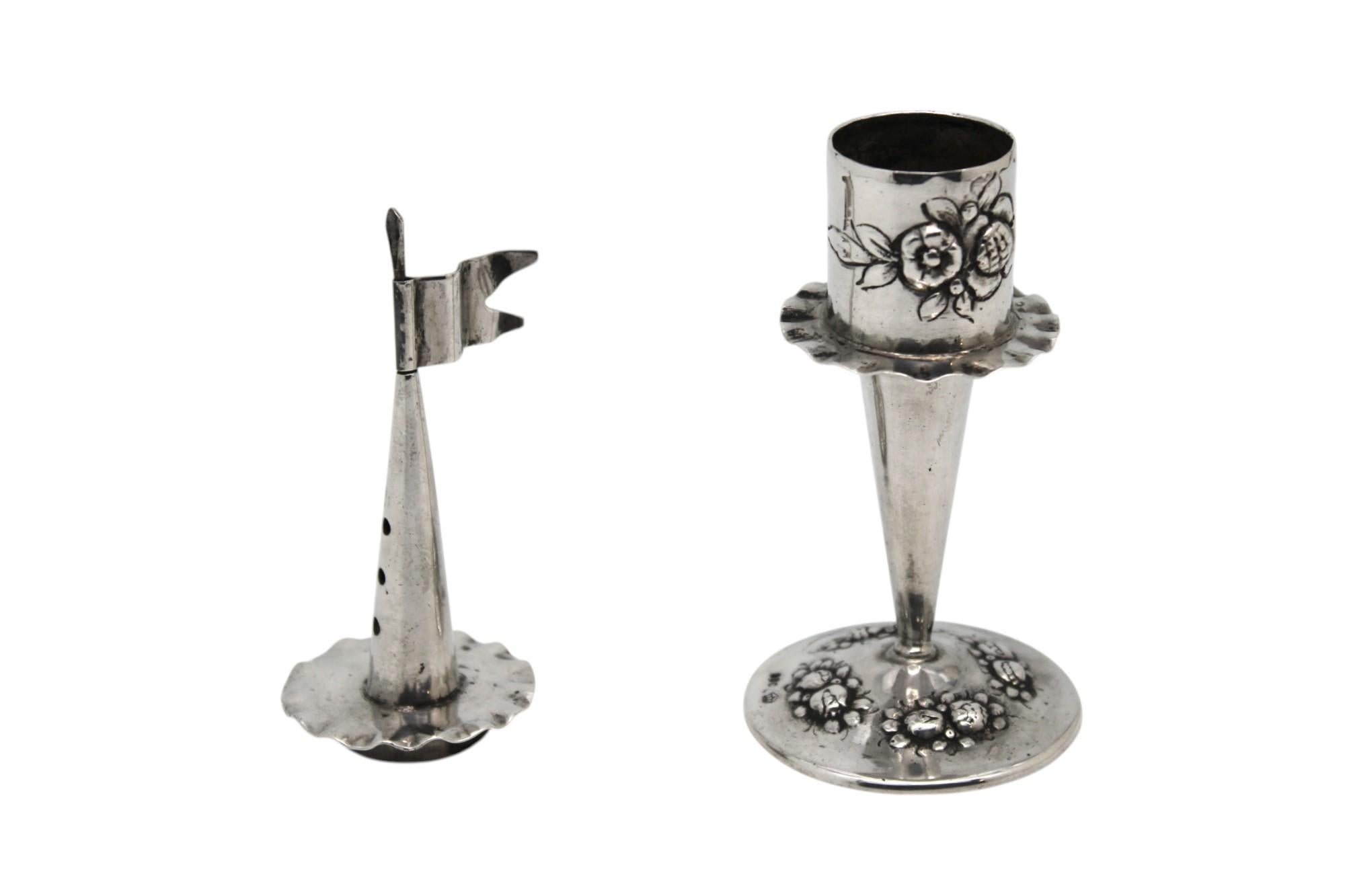 Questo squisito contenitore per spezie Havdalah in argento tedesco, realizzato nel 1900 circa, è un raffinato esempio di Judaica dell'inizio del XX secolo, che unisce una delicata lavorazione artigianale a una forma elegante. Il contenitore poggia