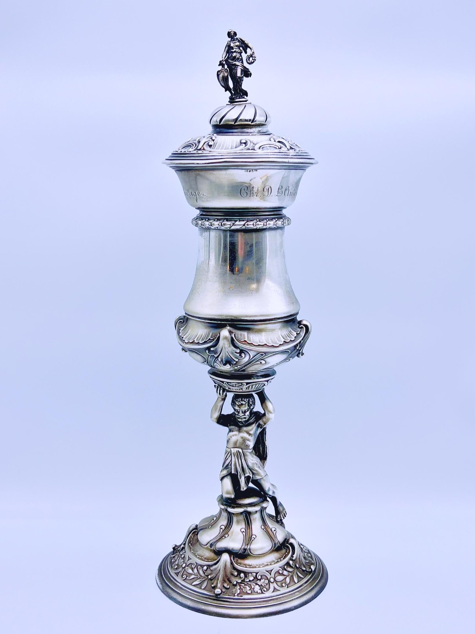 Qualità da museo -- Splendido calice storico in argento con coperchio del 1885.

Ca. 830 argento massiccio fine,  marchio del fabbricante Gustaf Möllenborg (GM), Stoccolma, G6 (1885).

Riccamente sagomato. doratura interna / doratura oro. In piedi,