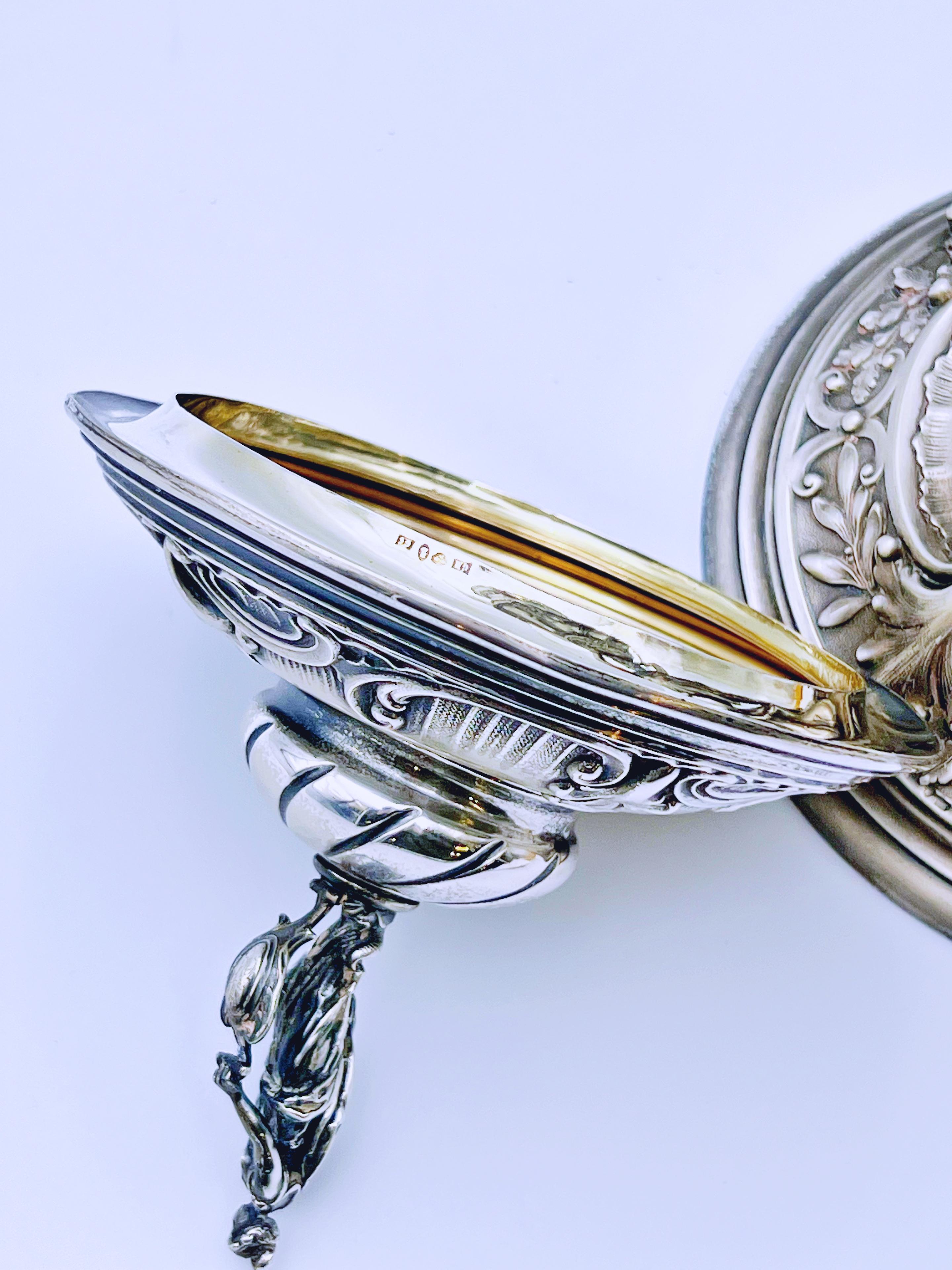 XIX secolo Calice figurato storico in argento con coperchio del 1885 in vendita